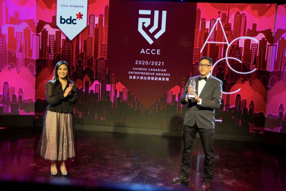 香港經貿處是「最佳亞太貿易獎」的贊助機構。圖示巫菀菁（左）向4D Cityscape Inc. 總裁Shaun Sakdina（右）頒獎。