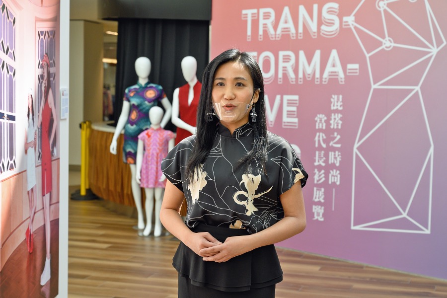 香港駐多倫多經濟貿易辦事處處長巫菀菁於六月二日在「2021香港周」暨「混搭之時尚──當代長衫展覽」網上開幕禮致辭。