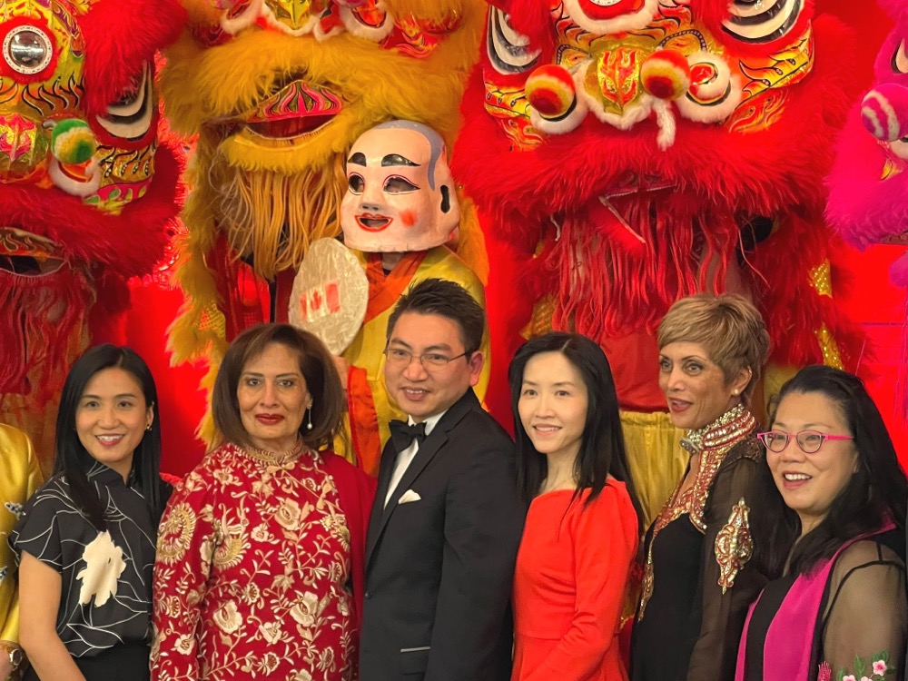 Ms Mo (left) photos with Lieutenant Governor of Alberta, the Honourable Salma Lakhani (second from left), President of HKCBA (Calgary Section), Mr Ben Leung (third from left) and his wife, Calgary Major Ms Jyoti Gondek (second right), and Vice Chairman of the Federation of Hong Kong Business Associations Worldwide Limited, Ms Alexandria Shum (right) at the HKCBA gala on May 6.