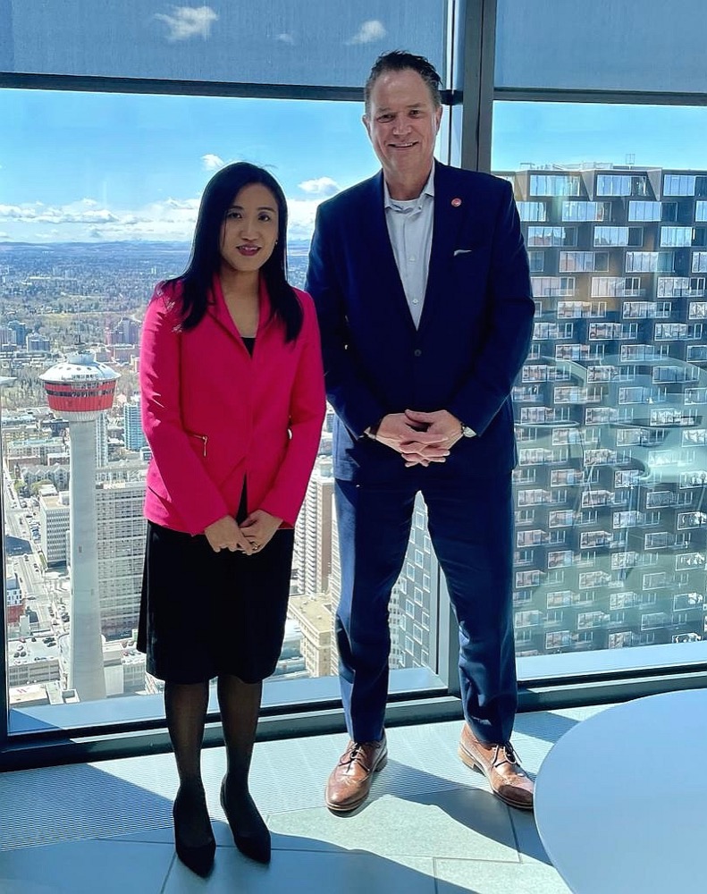 Ms Mo meets with President and Chief Executive Officer of Calgary Economic Development, Mr Brad Parry, and exchange views on how to foster collaboration to strengthen the trade relations between Hong Kong and Calgary on May 6.