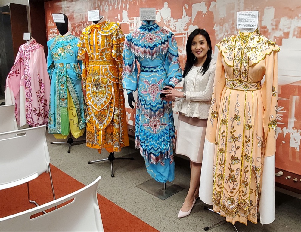 巫菀菁參觀多倫多大學利銘澤典宬展出多套色彩斑斕的粵劇服飾。