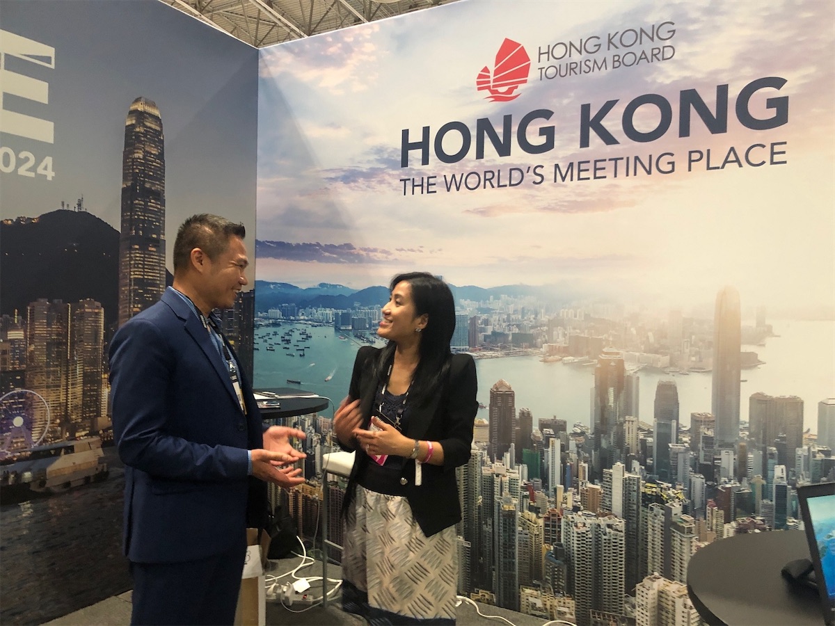 巫菀菁參觀香港旅遊發展局加拿大辦事處在Collision 2022 設立的展位，了解展出的資訊。