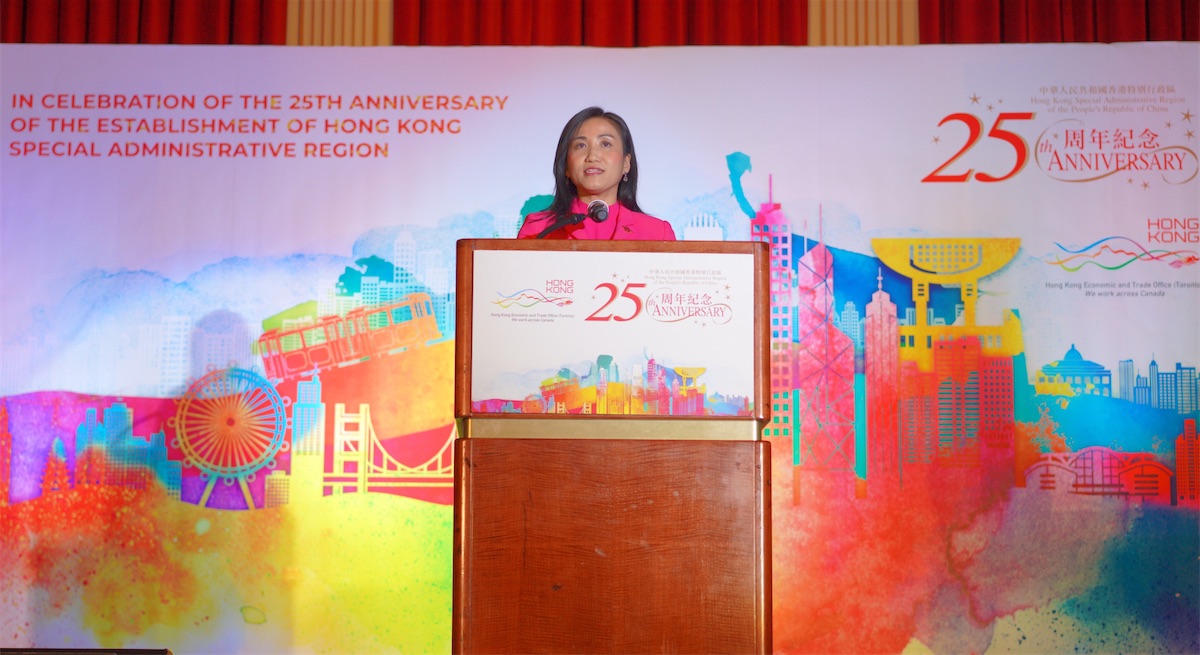The Director of the Hong Kong Economic and Trade Office (Toronto), Ms Emily Mo, delivers the welcome remarks at the official gala dinner in celebration of the 25th anniversary of the establishment of the Hong Kong Special Administrative Region in Vancouver on June 23.