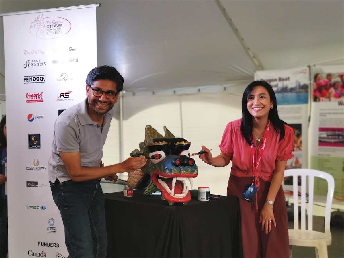 Ms Mo (right) performed the eye-dotting ceremony with Member of Parliament, Mr Yasir Naqvi (left) at the Ottawa Dragon Boat Festival on June 24.