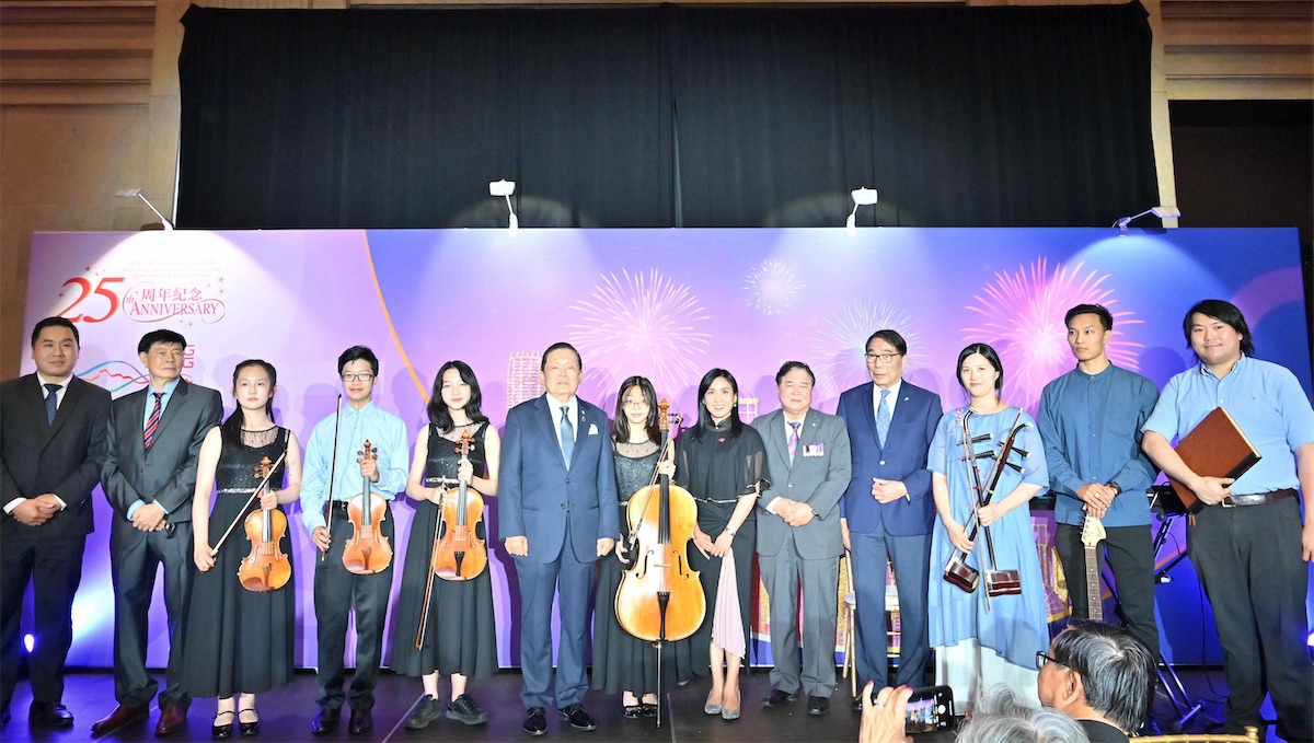 The Hong Kong Economic and Trade Office (Toronto) (HKETO) held an official gala dinner in Toronto on June 28 in celebration of the 25th anniversary of the establishment of the Hong Kong Special Administrative Region. The Director of the HKETO, Ms Emily Mo (sixth right), is pictured with Member of Parliament of Canada Mr Shaun Chen (first left); the Ontario Cross-Cultural Music Society (OCMS) President, Mr Ken Zheng (second left) ; Canadian Senator Mr Victor Oh (sixth left); former Lieutenant Governor of Manitoba the Honorable Philip Lee (fifth right); and Honorary Patron of the OCMS Mr Stephen Siu (fourth right), with musicians of the theme music piece “Dawn”.