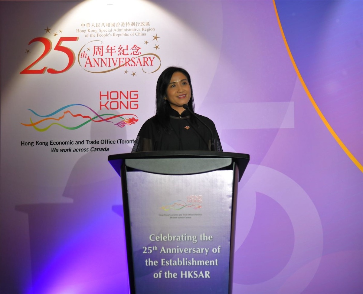 The Director of the Hong Kong Economic and Trade Office (Toronto), Ms Emily Mo, delivers the welcome remarks at the official gala dinner in celebration of the 25th anniversary of the establishment of the Hong Kong Special Administrative Region in Toronto on June 28.