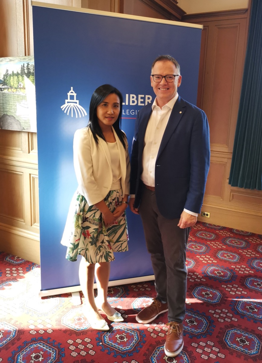 Ms Mo (left) held a meeting with the Leader of the British Columbia Liberal Party Mr Kevin Falcon (right) on October 6 to exchange views on issues of mutual interests. 