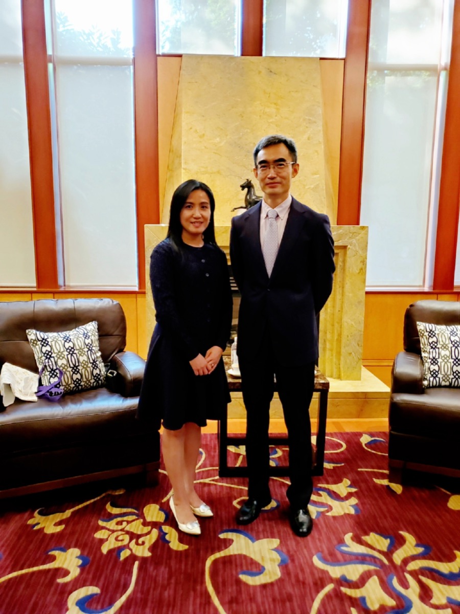 Ms Mo (left) paid a courtesy call to the Consul General of the People’s Republic of China in Vancouver, Mr Yang Shu (right) to brief him on the work of HKETO and discuss issues of mutual interest. 
