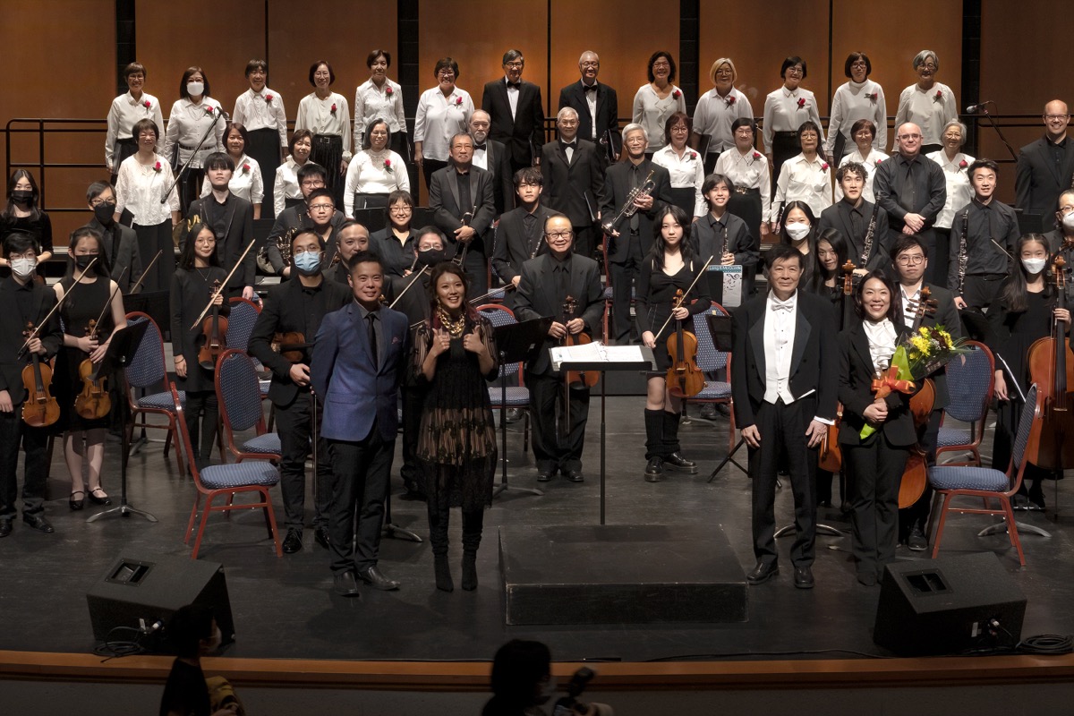 The Hong Kong Economic and Trade Office (Toronto) supported the concert titled "Dawn" at PC Ho Theatre of the Chinese Cultural Centre of Greater Toronto in Toronto on October 16 to showcase the close cultural ties between Hong Kong and Canada. Photo shows over 60 symphony orchestra and choir members from the Ontario Cross-Cultural Music Society at stage with singers Mr Roger Feng (front row, first left) and Ms Wendyz Zheng (first row, second left) as well as conductors Mr Ken Zheng (front row, second right) and Ms Joanna Ng D'Agnone (front row, first right).