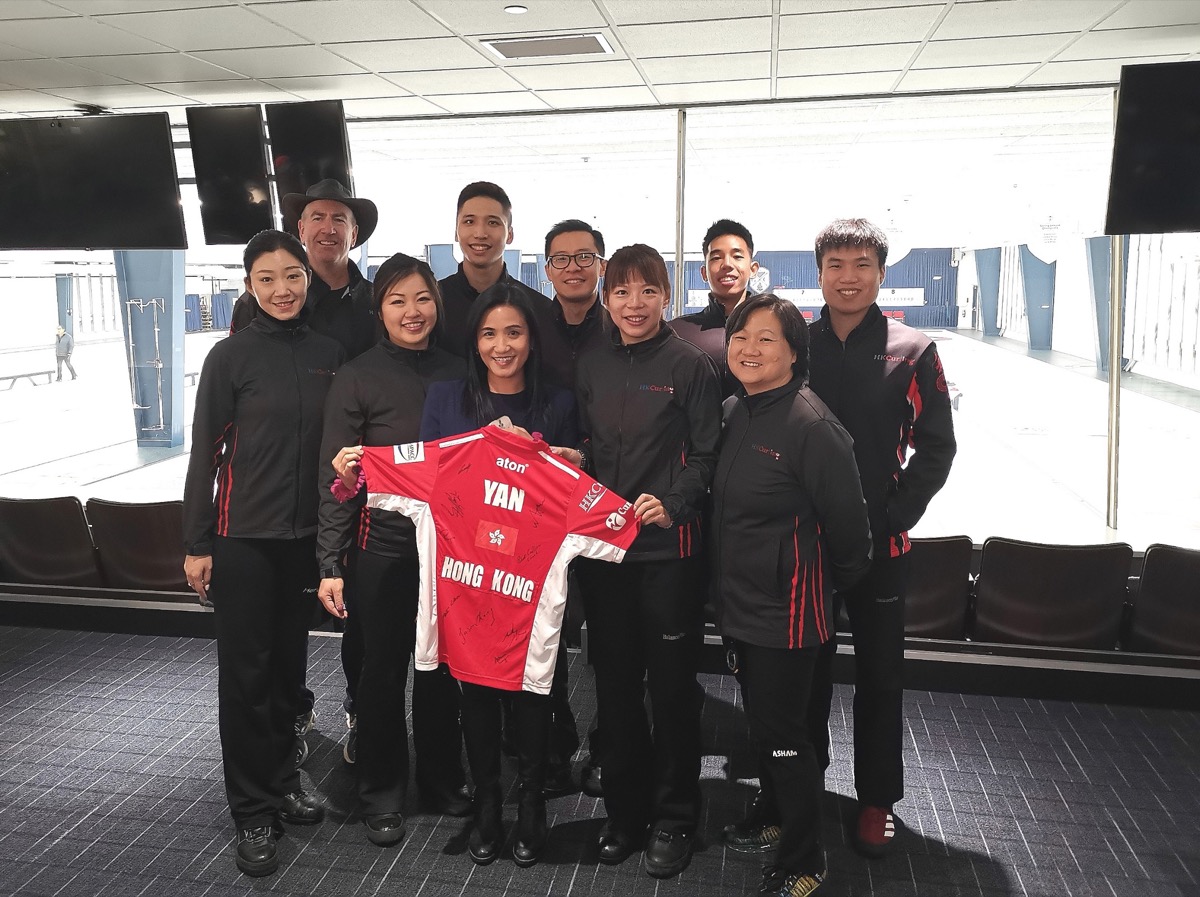 Ms Mo (first row, middle) photos with Hong Kong curler team members at the Glencoe Club on October 28.