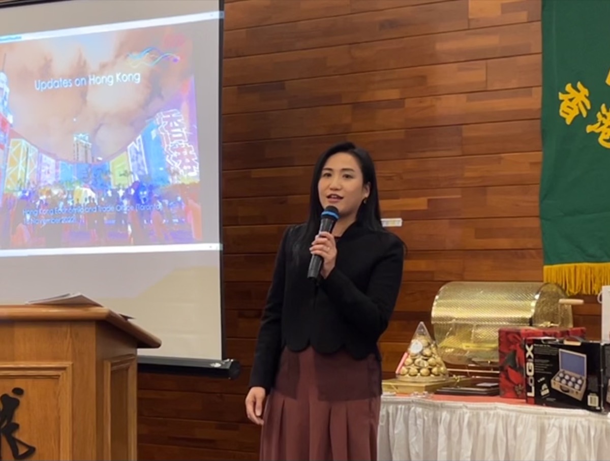 Director of the Hong Kong Economic and Trade Office (Toronto), Ms Emily Mo, speaks at the annual dinner organised by the Hong Kong University Alumni Association of Ontario (HKUAAO) in Toronto on November 18.