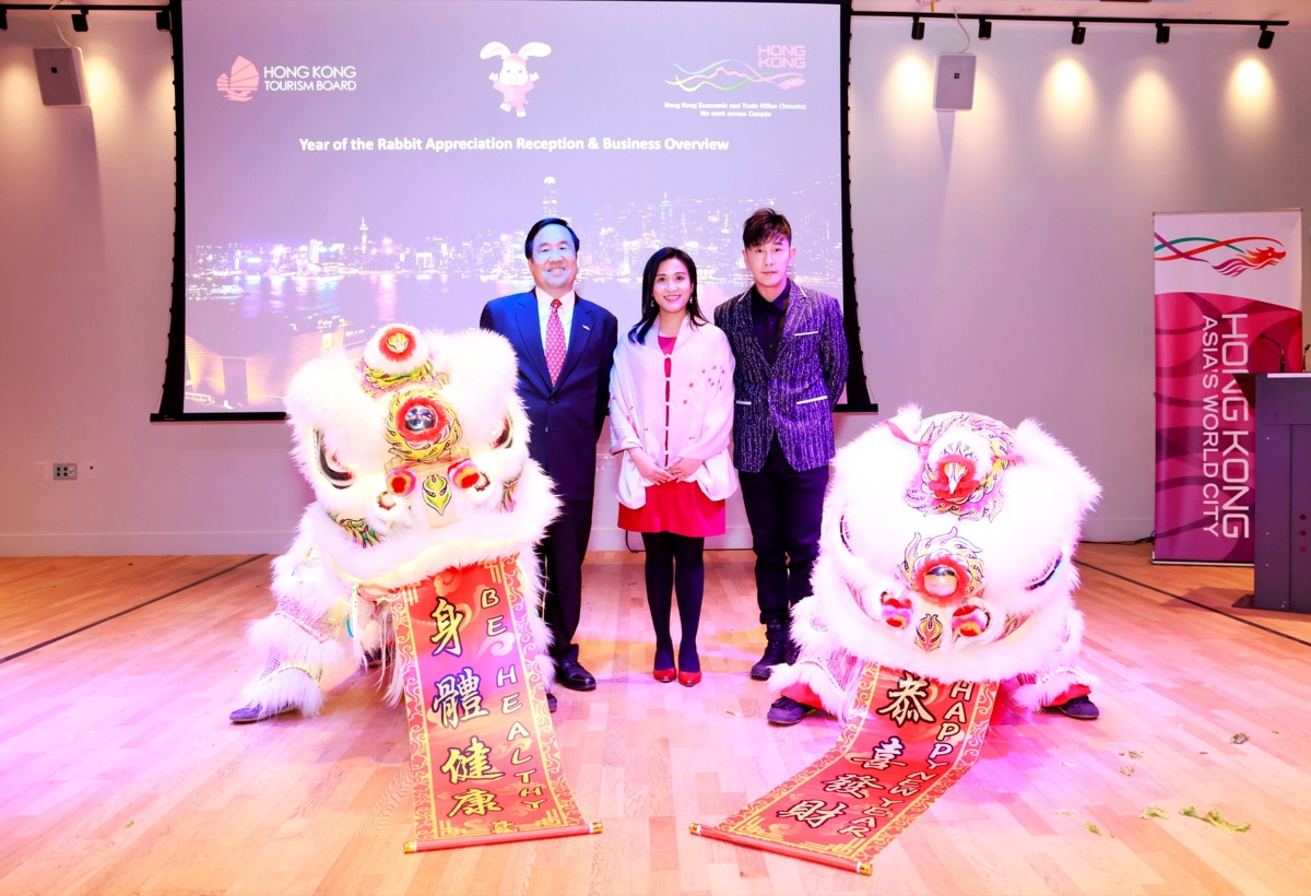 The Hong Kong Economic and Trade Office, Toronto (HKETO) and the Hong Kong Tourism Board (Canada) (HKTB) held a Lunar New Year reception in Toronto on January 19. Photo shows the Director of HKETO, Ms Emily Mo (centre), with the HKTB Director for Canada, Central and South Americas, Mr Michael Lim (left), Hong Kong magician Louis Yan (right) and the lion dance troupe at the reception.