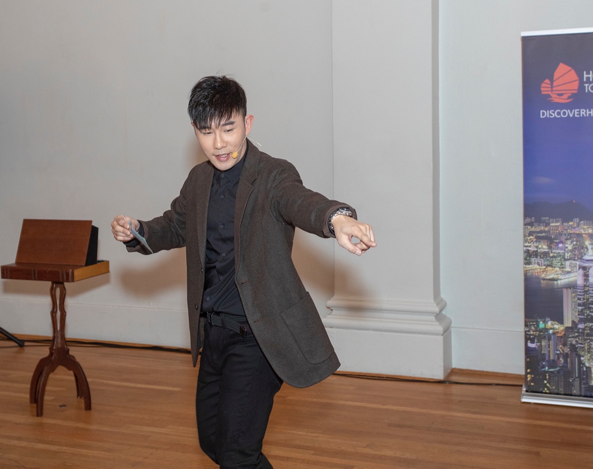 香港魔術師甄澤權於一月二十四日在香港駐多倫多經濟貿易辦事處與香港旅遊發展局（加拿大）於溫哥華合辦的農曆新年招待會上表演。