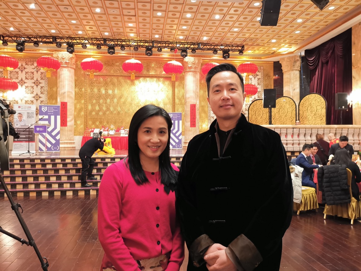 Ms Mo attended the Lunar New Year Gala Dinner held by the Association of Chinese Canadian Entrepreneurs on January 26. Photo shows Ms Mo (left) with President Kevin Au-yeung (right) at the gala.