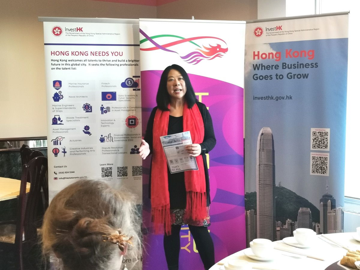 Deputy Head of Business and Talent Attraction (Canada), Ms Grace Lau, introduced the various admission schemes to the students and the services offered by HKETO at the university students’ reception.