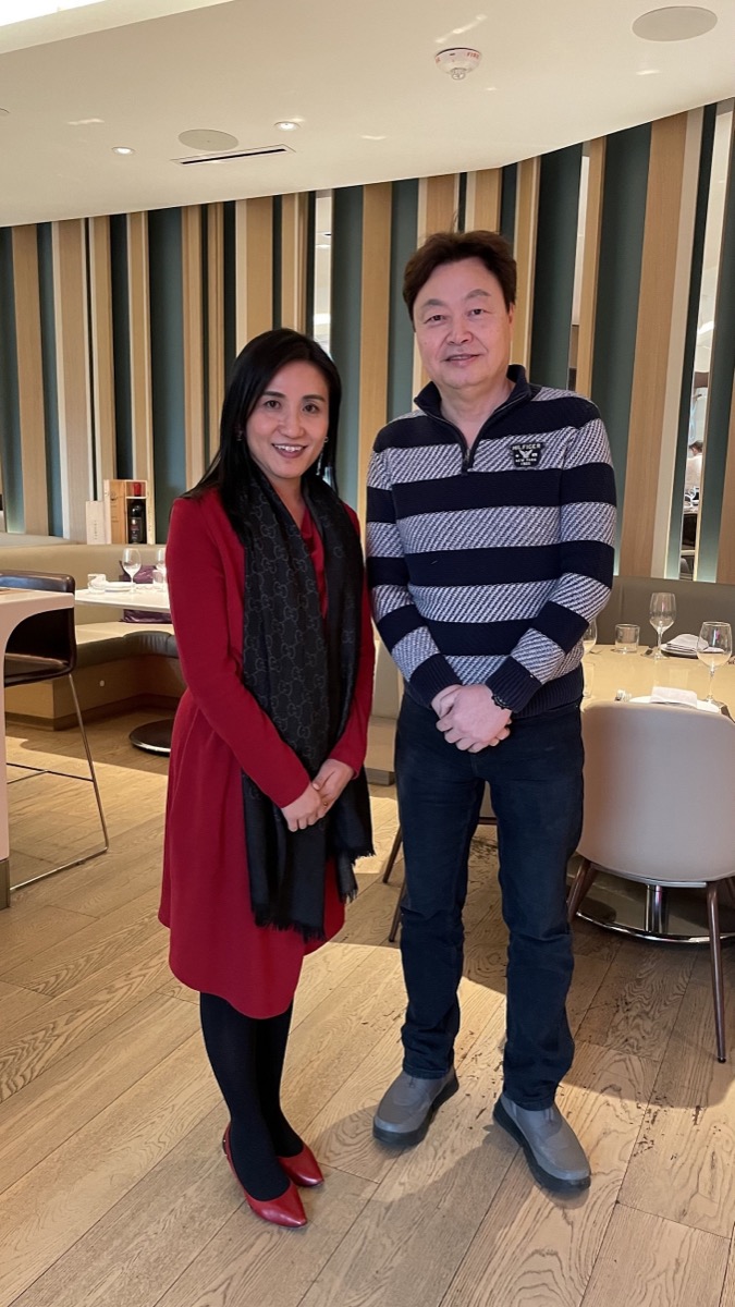 Ms Mo (left) attends a lunch meeting with the National President of the Chinese Federation of Commerce Canada, Mr Pius Chan (right) on February 16.