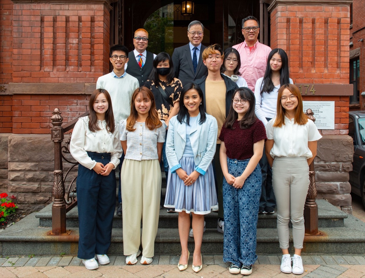 Director of the Hong Kong Economic and Trade Office (Toronto) (HKETO), Ms Emily Mo (front row, middle), pictures with the participants of the sharing session in front of the HKETO building.