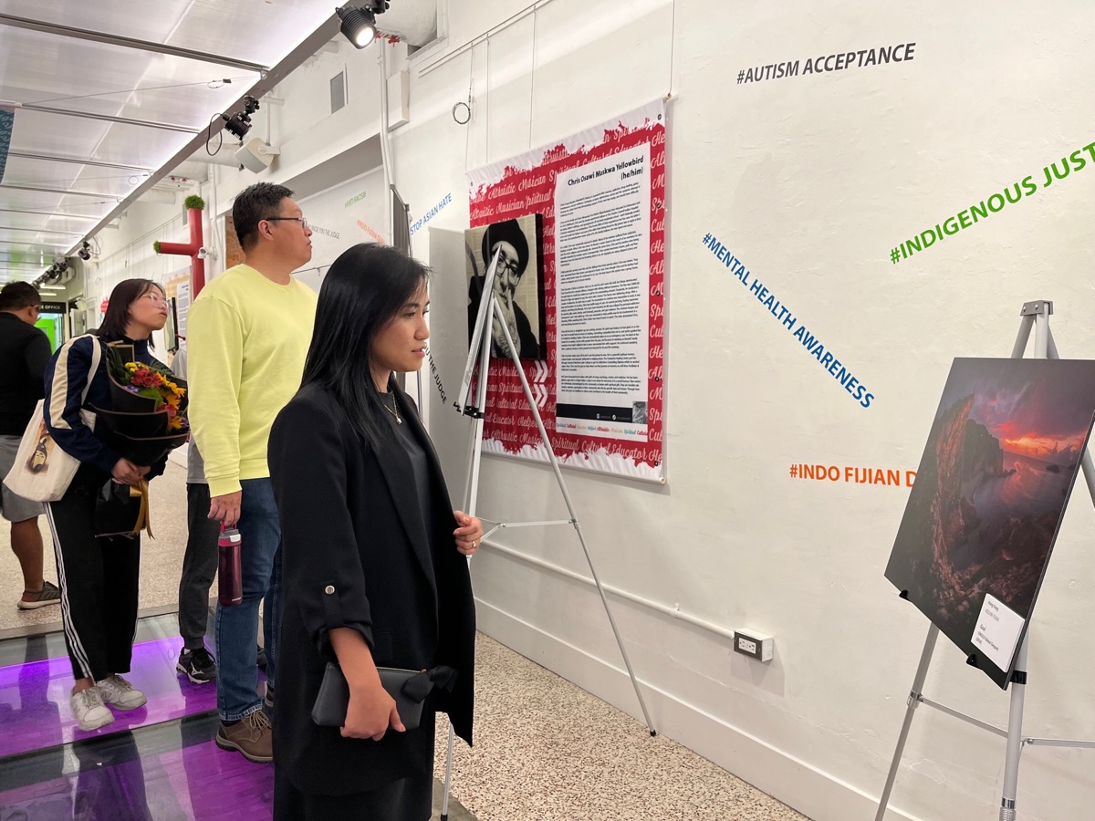 香港駐多倫多經濟貿易辦事處處長巫菀菁參觀於卡加里cSPACE Hallway Galleries舉行的袁斯樂相展。