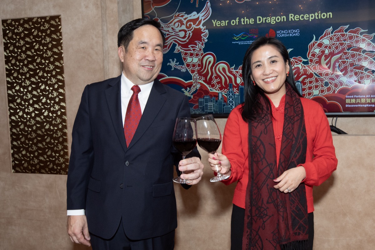 The Director of the Hong Kong Economic and Trade Office (Toronto), Ms Emily Mo (right), and the Director for Americas of the Hong Kong Tourism Board, Mr Michael Lim (left), propose a toast at the joint spring reception in Vancouver on February 13.