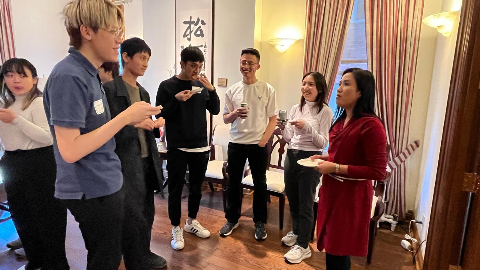 Director of the Hong Kong Economic and Trade Office (Toronto), Ms Emily Mo, exchanges with Hong Kong students studying at different universities in Ontario at the Lunar New Year reception on February 23. 
