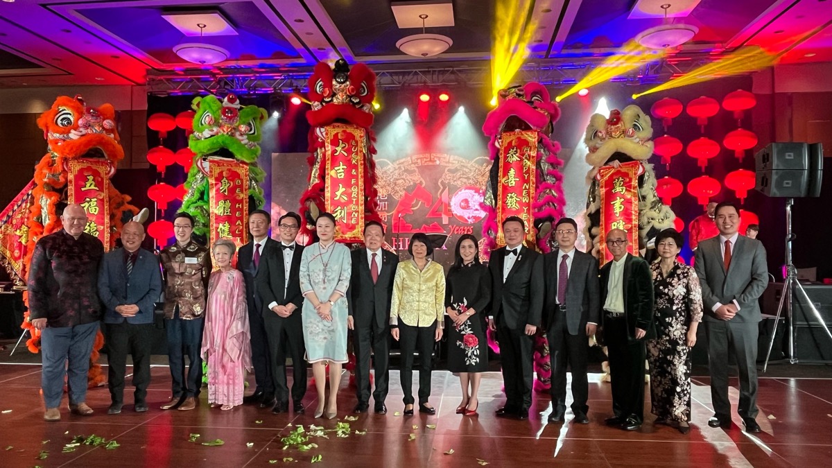 Director of the Hong Kong Economic and Trade Office (Toronto), Ms Emily Mo (sixth right), is in a picture with Consul General of the People’s Republic of China in Toronto, Mr Luo Weidong (fifth left) and President of the HKCBA (Toronto Section), Mr Joseph Chaung (sixth left).