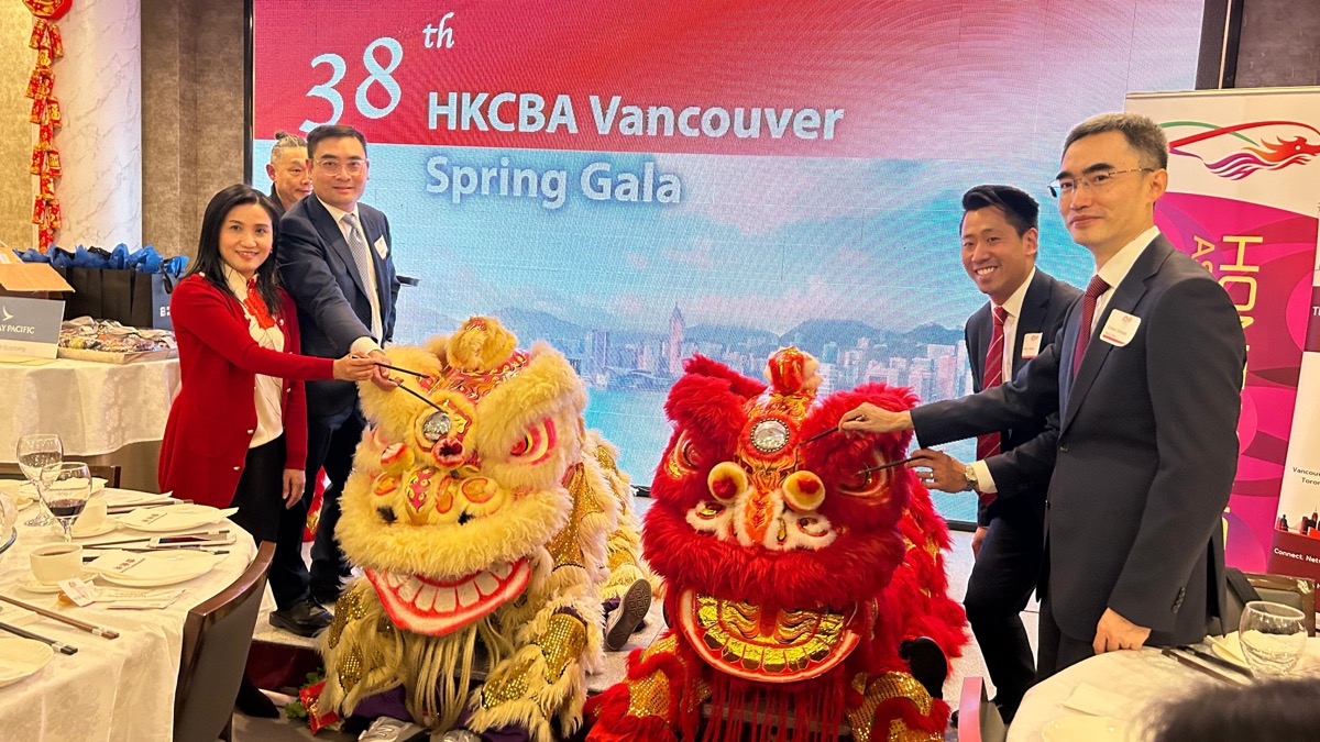 Director of the Hong Kong Economic and Trade Office (Toronto), Ms Emily Mo (far left), performed the eye-dotting ceremony with (from left), Co-Presidents of the HKCBA (Vancouver Section), Mr Lyndon Fung and Mr Adrian Wan, and Consul General of the People’s Republic of China in Vancouver, Mr Yang Shu at the Lunar New Year Spring dinner held by the HKCBA (Vancouver Section) on February 29.