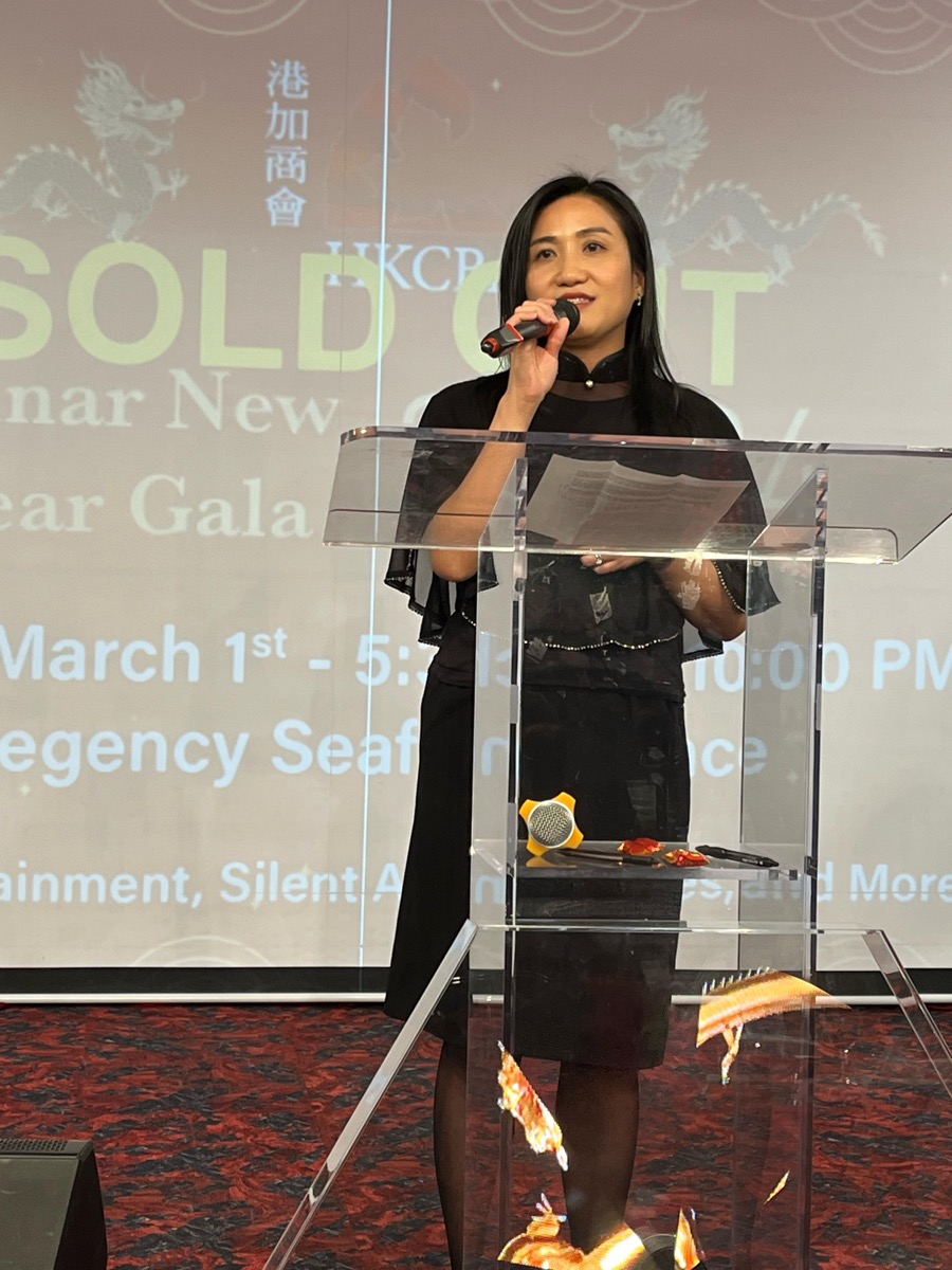 Director of the Hong Kong Economic and Trade Office (Toronto), Ms Emily Mo, speaks at the Lunar New Year Gala held by the HKCBA (Calgary Section) on March 1.