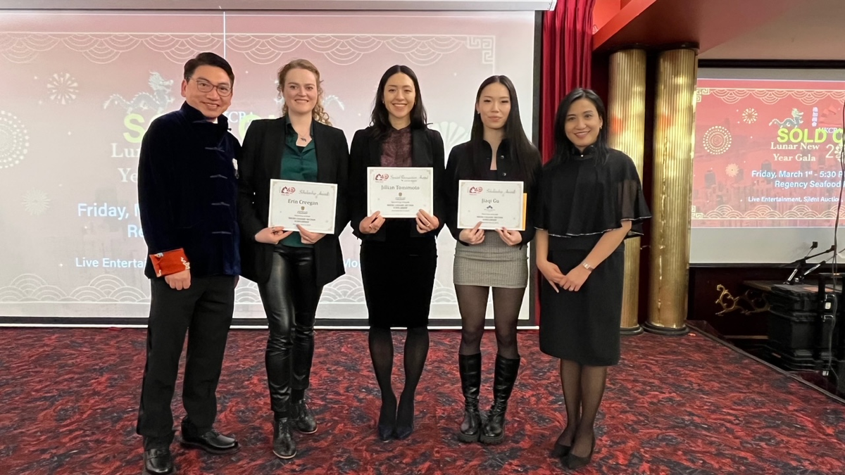 Director of the Hong Kong Economic and Trade Office (Toronto), Ms Emily Mo (far right), photos with the President of the Hong Kong-Canada business Association (Calgary Section) (HKCBA), Mr Ben Leung (far left), and the HKCBA Calgary Scholarship recipients.