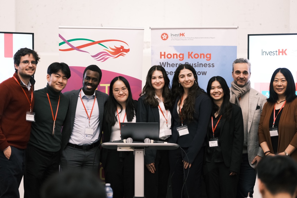 Deputy Head of Business and Talent Attraction of InvestHK, Ms Grace Lau (first from right), is in a picture with iPitch judges and the winning team Nopla.