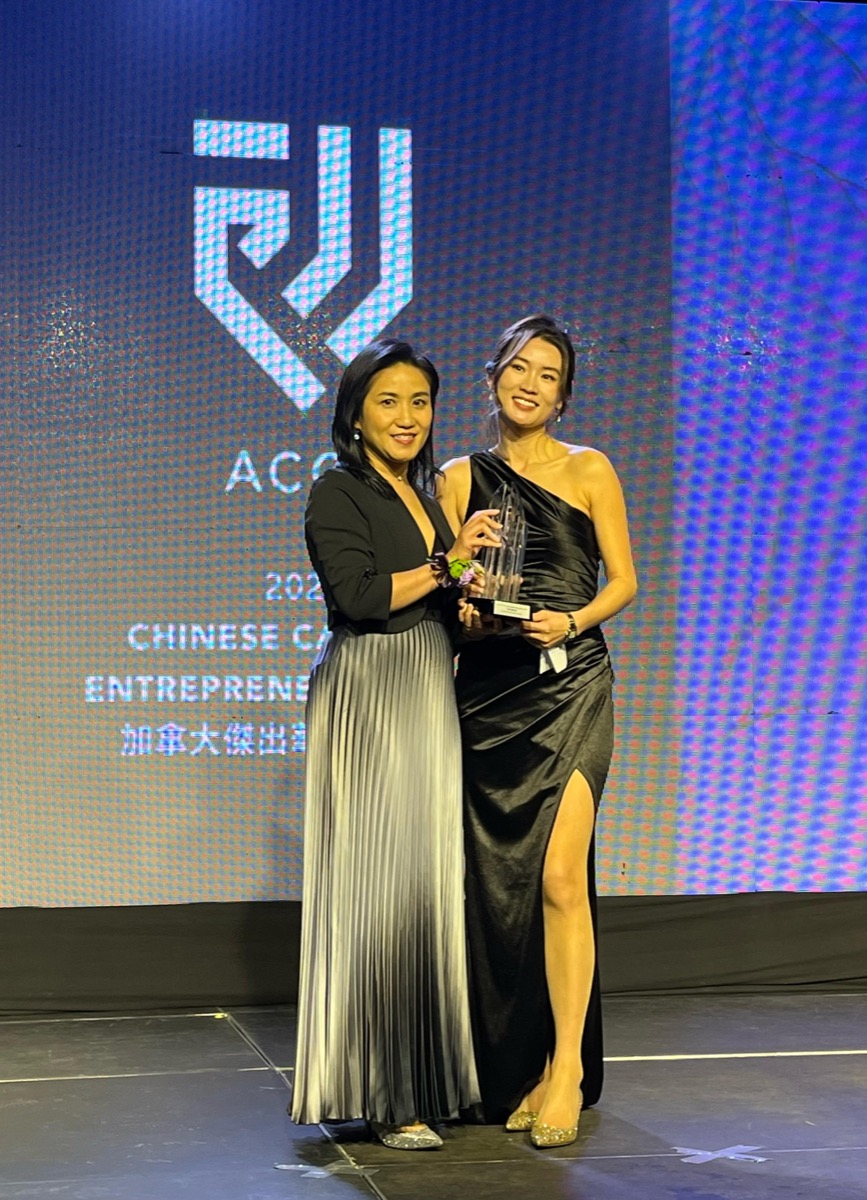 HKETO is the sponsor of the Best Asia Pacific Business Award 2024. Photo shows Director of the HKETO, Ms Emily Mo (left) presenting the award to the Founder and Director of Decomomo, Ms Jess Mok (right), on April 20.
