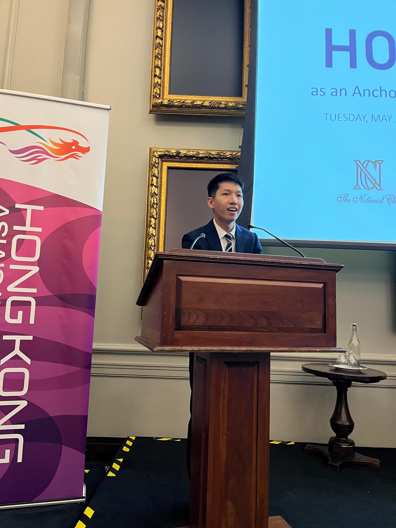 The Acting Director of the Hong Kong Economic and Trade Office (Toronto), Mr Gavin Yeung, delivers a speech at the business luncheon in Toronto with the National Club on May 27.