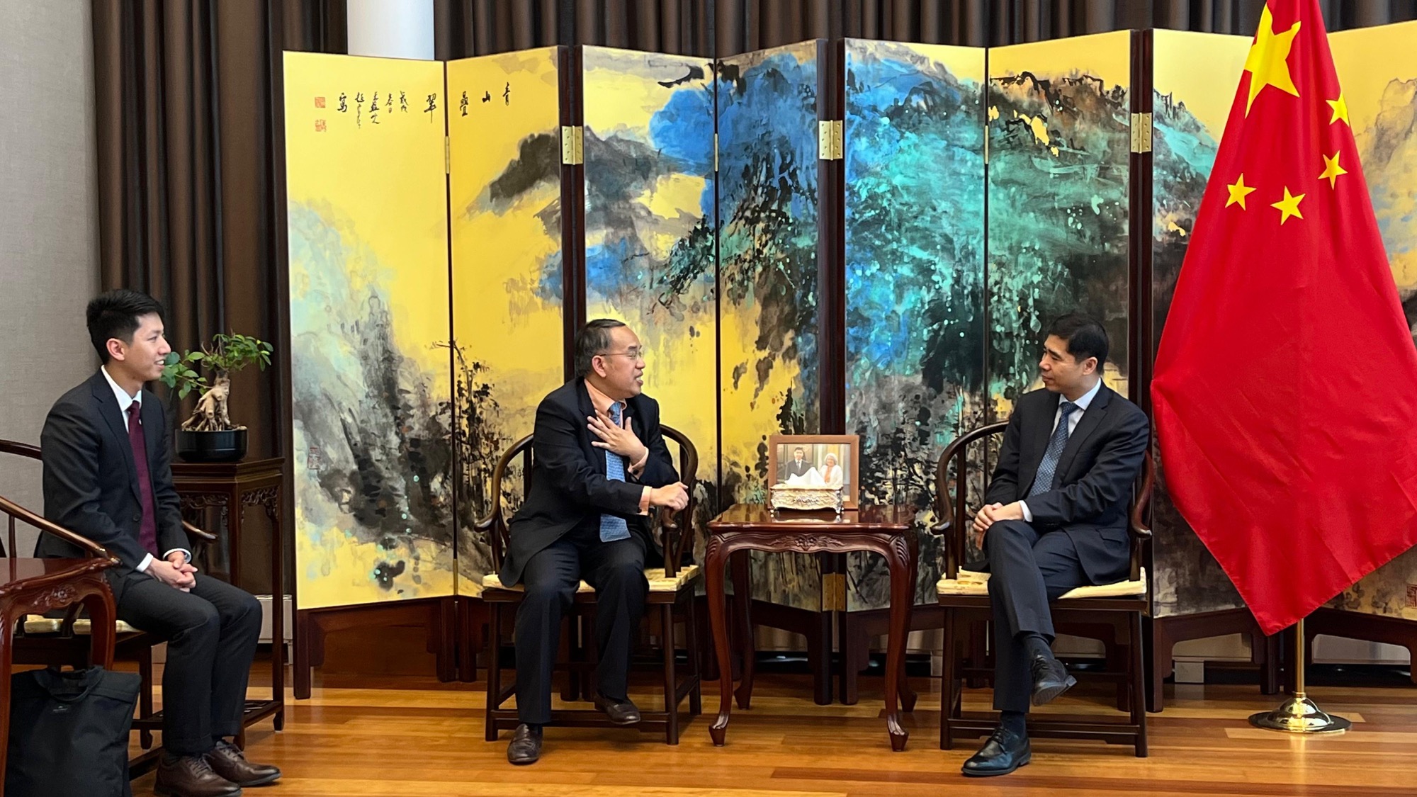 The Secretary for Financial Services and the Treasury, Mr Christopher Hui (centre), along with the Acting Director of the Hong Kong Economic and Trade Office (Toronto), Mr Gavin Yeung (left), called on the Chinese Ambassador to Canada, Mr Wang Di (right), in Ottawa to brief him on how Hong Kong facilitates as a platform for overseas businesses access to markets in Mainland China and Asia on May 28.