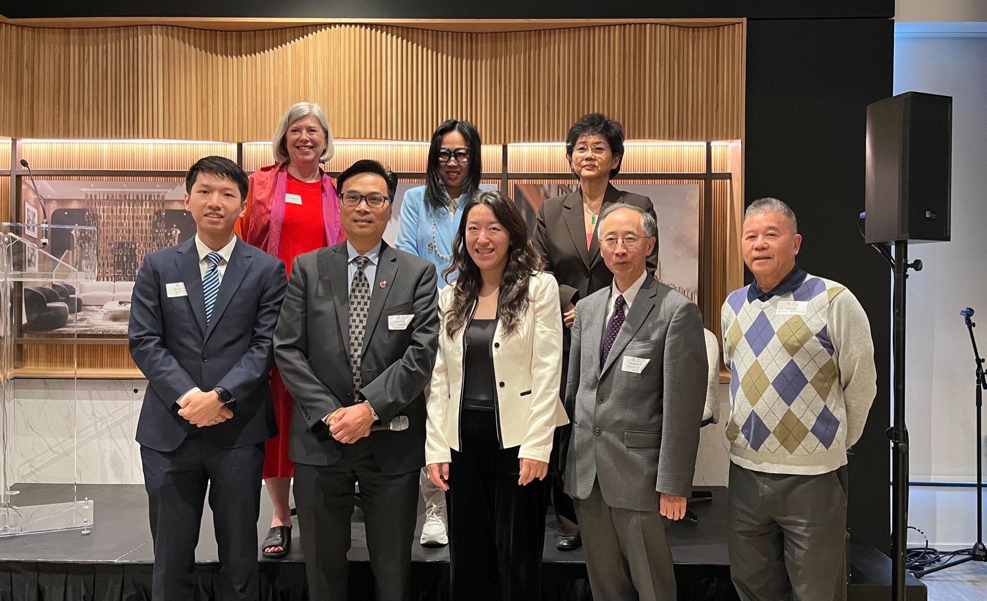 The Acting Director of the Hong Kong Economic and Trade Office (Toronto), Mr Gavin Yeung (front row, first left), photos with Chair of the Women’s International Network (WIN) of the Hong Kong-Canada Business Association (Toronto Section), Ms Sonja Chong (back row, right), speakers at the event, Regional Director of the Forest Stewardship Council North America, Ms Sarah Kutulakos (back row, left), and Founder and Managing Partner of Vine Ventures Corporation in Hong Kong, Ms Evelyn Lee (back row, centre), at the women entrepreneurs networking seminar on June 5. 