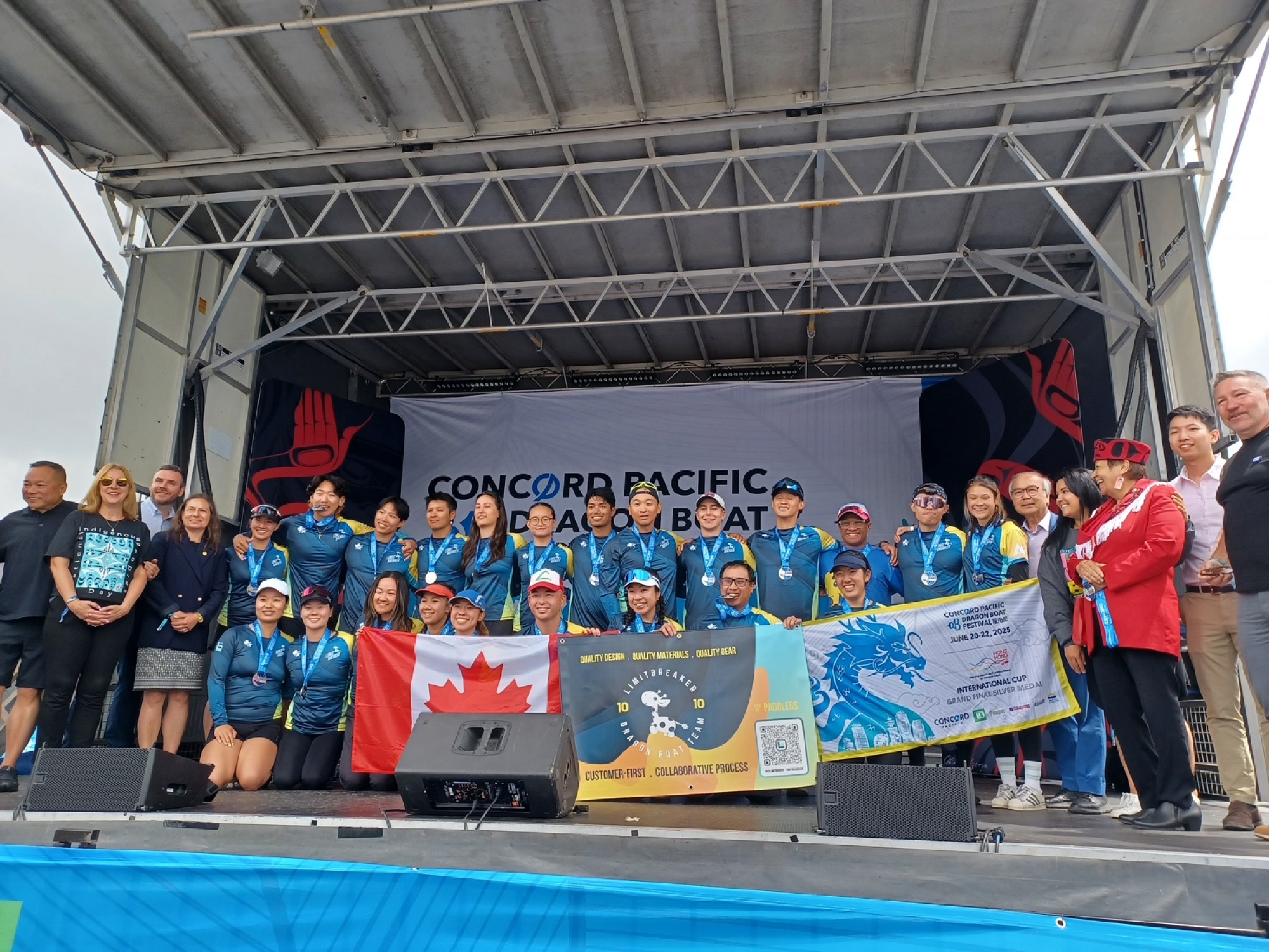 The Hong Kong Economic and Trade Office (Toronto) recently supported the Ottawa Dragon Boat Festival and Vancouver’s Concord Pacific Dragon Boat Festival in Canada. Photo shows the Acting Director of the HKETO, Mr Gavin Yeung (second from right), photos with a winning team and other guests at the Vancouver Dragon Boat Festival on June 21.
