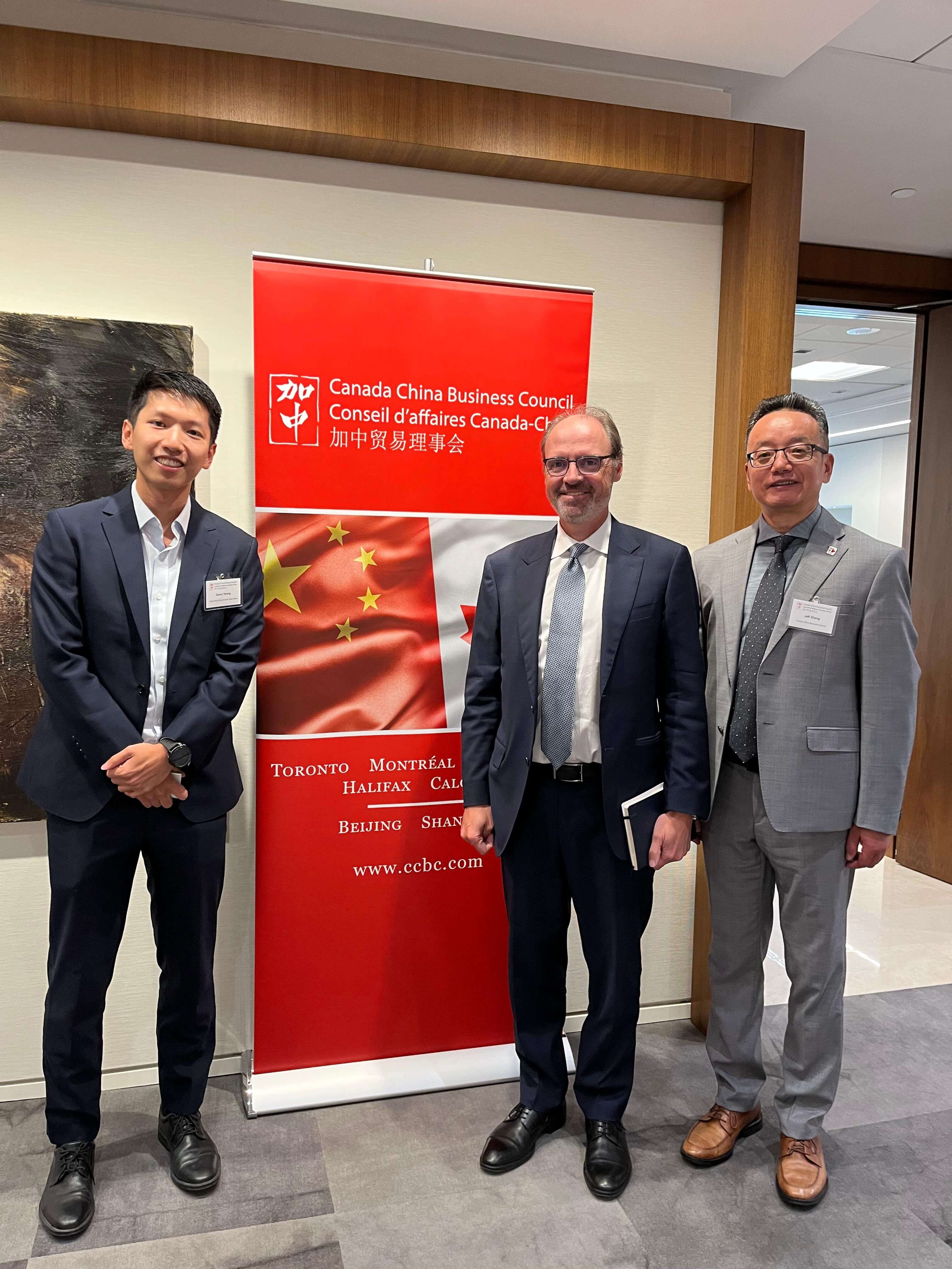 Picture shows the Acting Director of HKETO, Mr Gavin Yeung (left), with Board Director of Canada China Business Council (CCBC), Mr Ian Michael (centre) and the Regional Director, Central Canada of CCBC, Mr Jeff Zhang (right) at the business seminar on September 9.