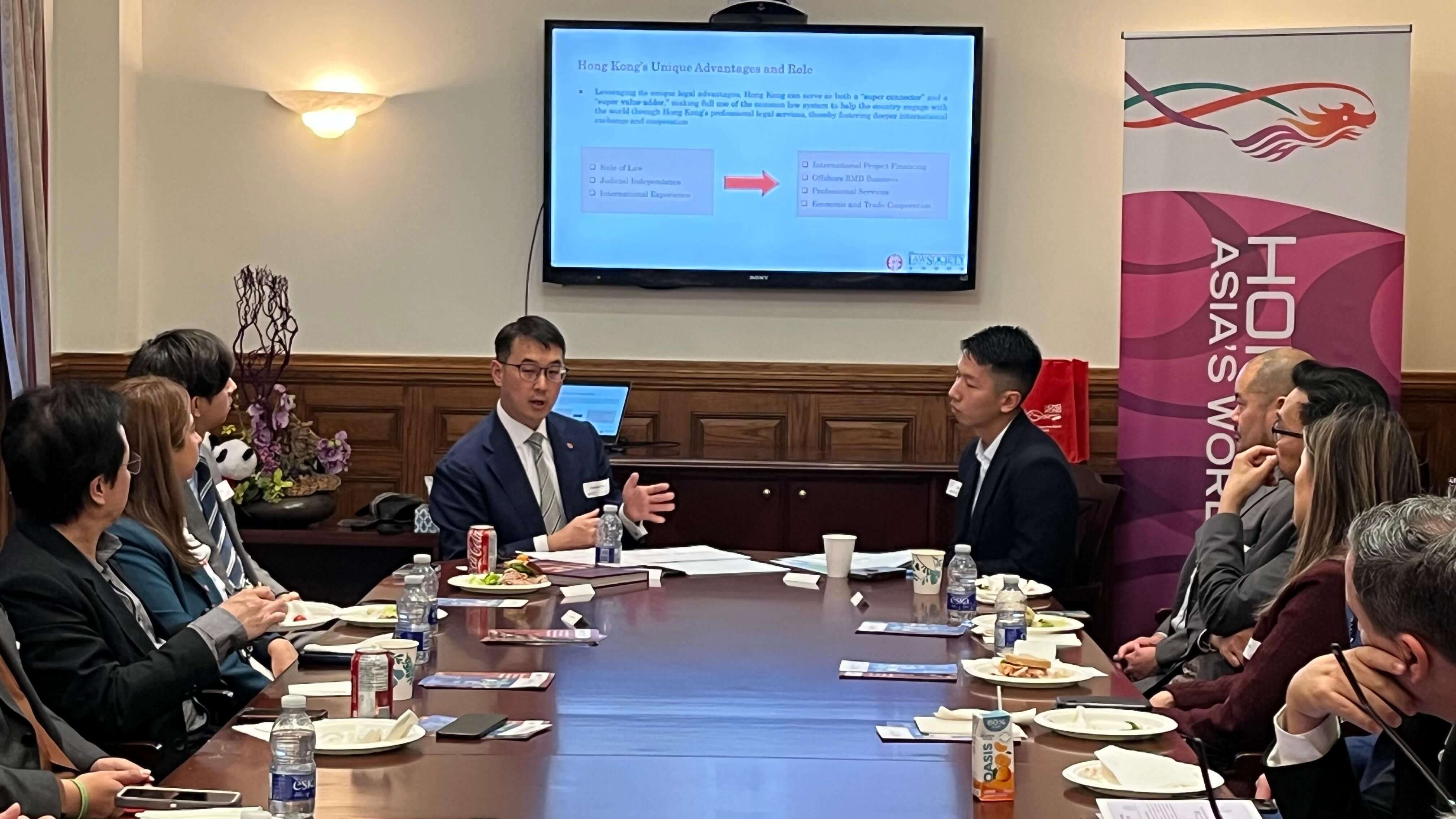 The Acting Director of the Hong Kong Economic and Trade Office in Toronto, Mr Gavin Yeung (right), and the Vice-President of the Law Society of Hong Kong, Mr Christopher Yu (left), shared with members of the Law Society delegation and guests the latest legal developments in Hong Kong and presented a comprehensive account of Hong Kong’s legal landscape during the networking event held in Toronto on November 4.