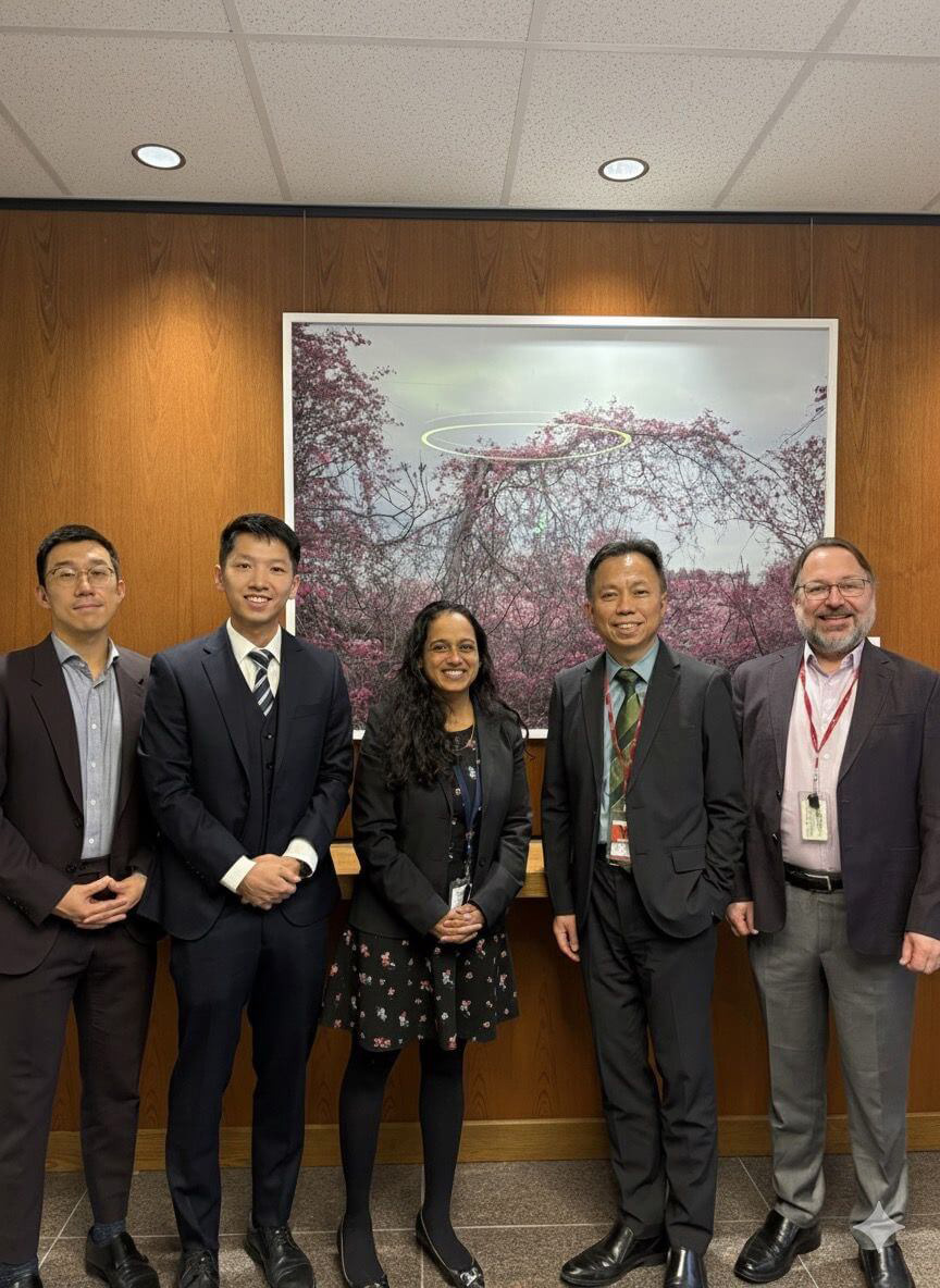 Director of the Hong Kong Economic and Trade Office (Toronto) (HKETO), Mr Bill Wong (second right), had an official visit to the Global Affairs Canada and posed for a group photo with Director, Greater China Division of Global Affairs Canada, Mrs Shamali Gupta (centre) and her team, on December 1.
