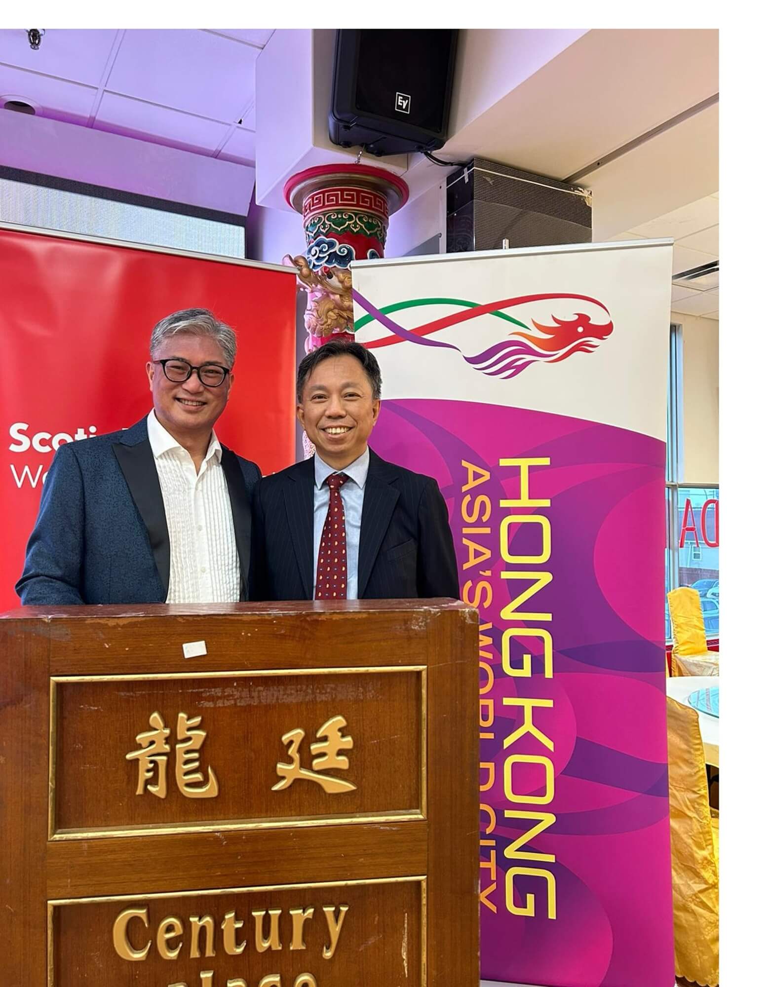 The Director of the Hong Kong Economic and Trade Office (Toronto), Mr Bill Wong (right), is pictured with the President of the Hong Kong-Canada Business Association (HKCBA) (Edmonton Section), Mr Hubert Lau (left), at the Lunar New Year Gala hosted by the HKCBA (Edmonton Section) in Edmonton on February 5.