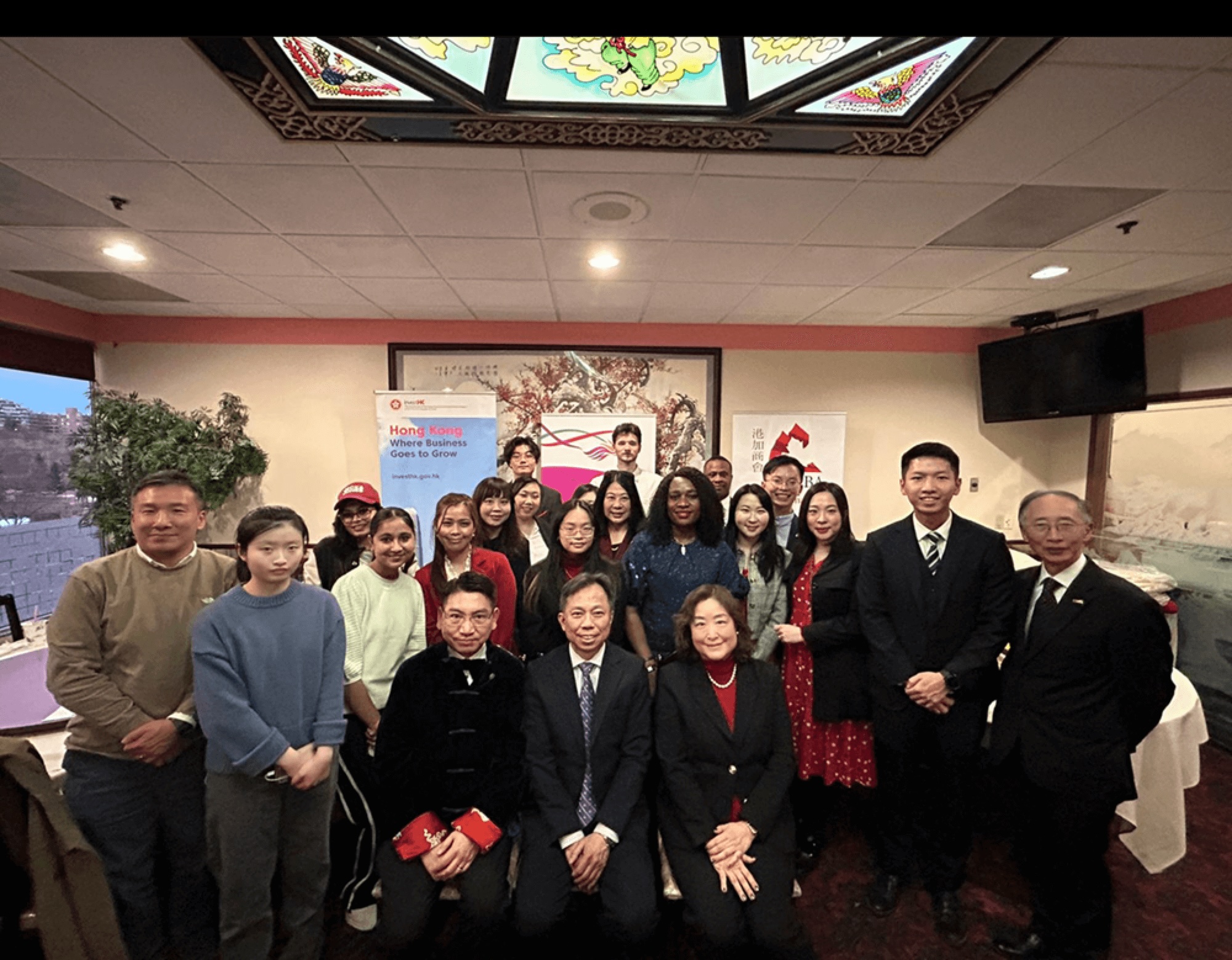 The Director of the Hong Kong Economic and Trade Office (Toronto), Mr Bill Wong (centre), is pictured with the Regional Director (Americas) of the Hong Kong Trade Development Council, Ms Regina Lai (fifth left), the President of the Hong Kong-Canada Business Association (HKCBA) (Calgary Section), Mr Ben Leung (third left), and the HKCBA Calgary Scholarship recipients and university representatives at a student reception in Calgary on February 6.