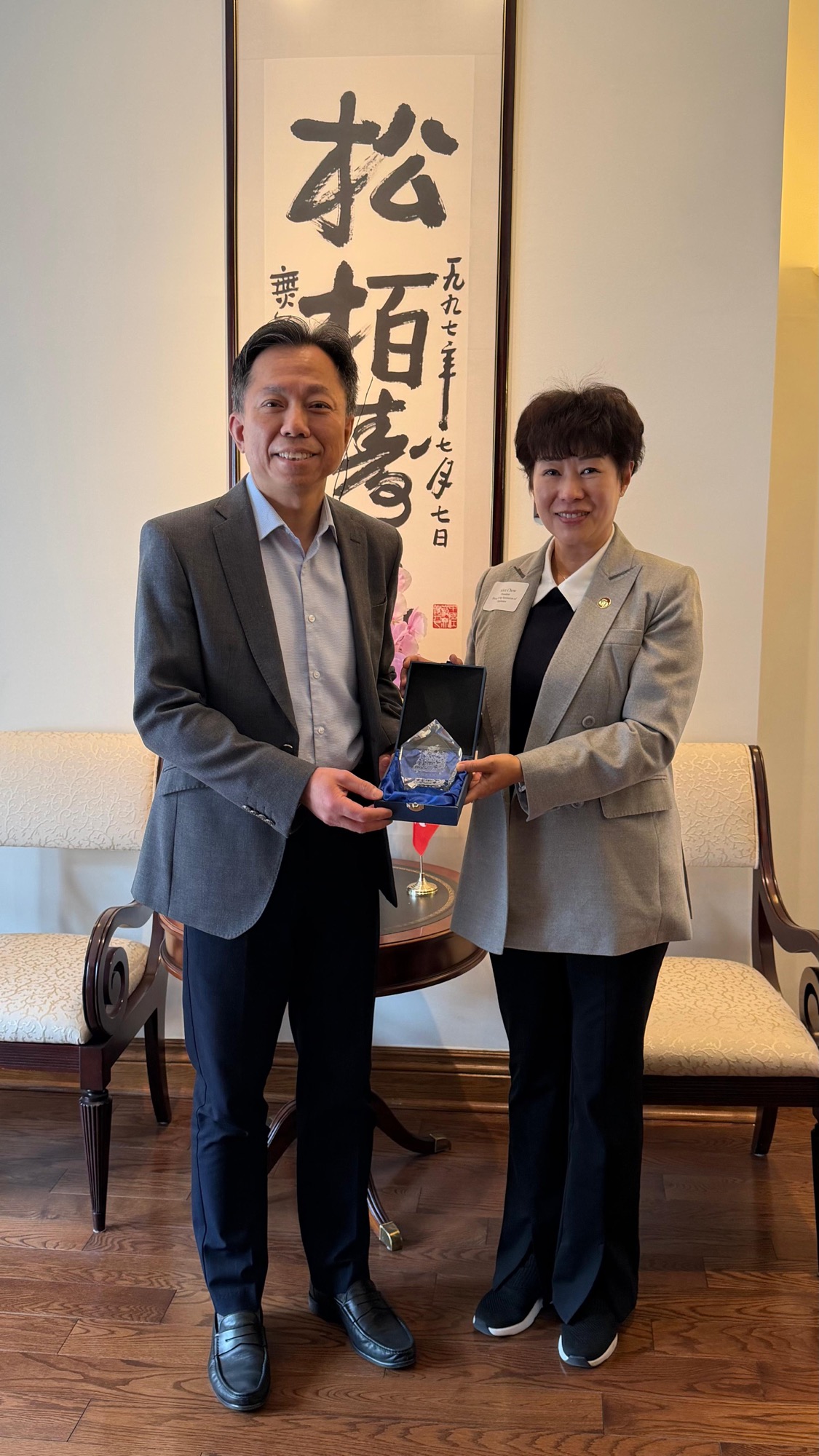 The Hong Kong Economic and Trade Office (Toronto) on March 30 met with the delegation of the Hong Kong Institution of Engineers (HKIE) who visited Canada. Photo shows the Director of HKETO, Mr Bill Wong (left), and the President of HKIE, Ms Alice Chow. 