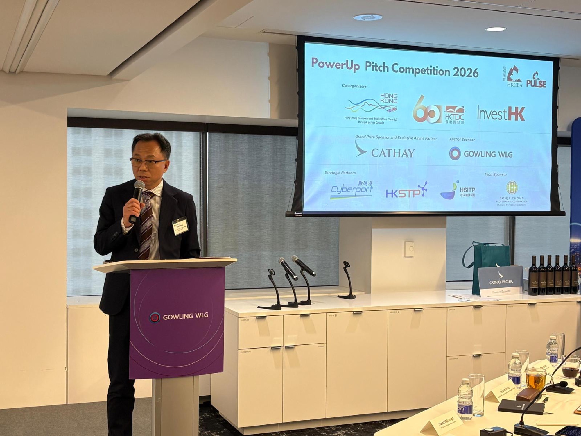The Director of the Hong Kong Economic and Trade Office (Toronto), Mr Bill Wong, speaks at the “PowerUp Pitch Competition” hosted by PULSE committee of the Hong Kong-Canada Business Association (Toronto Chapter) on April 29.