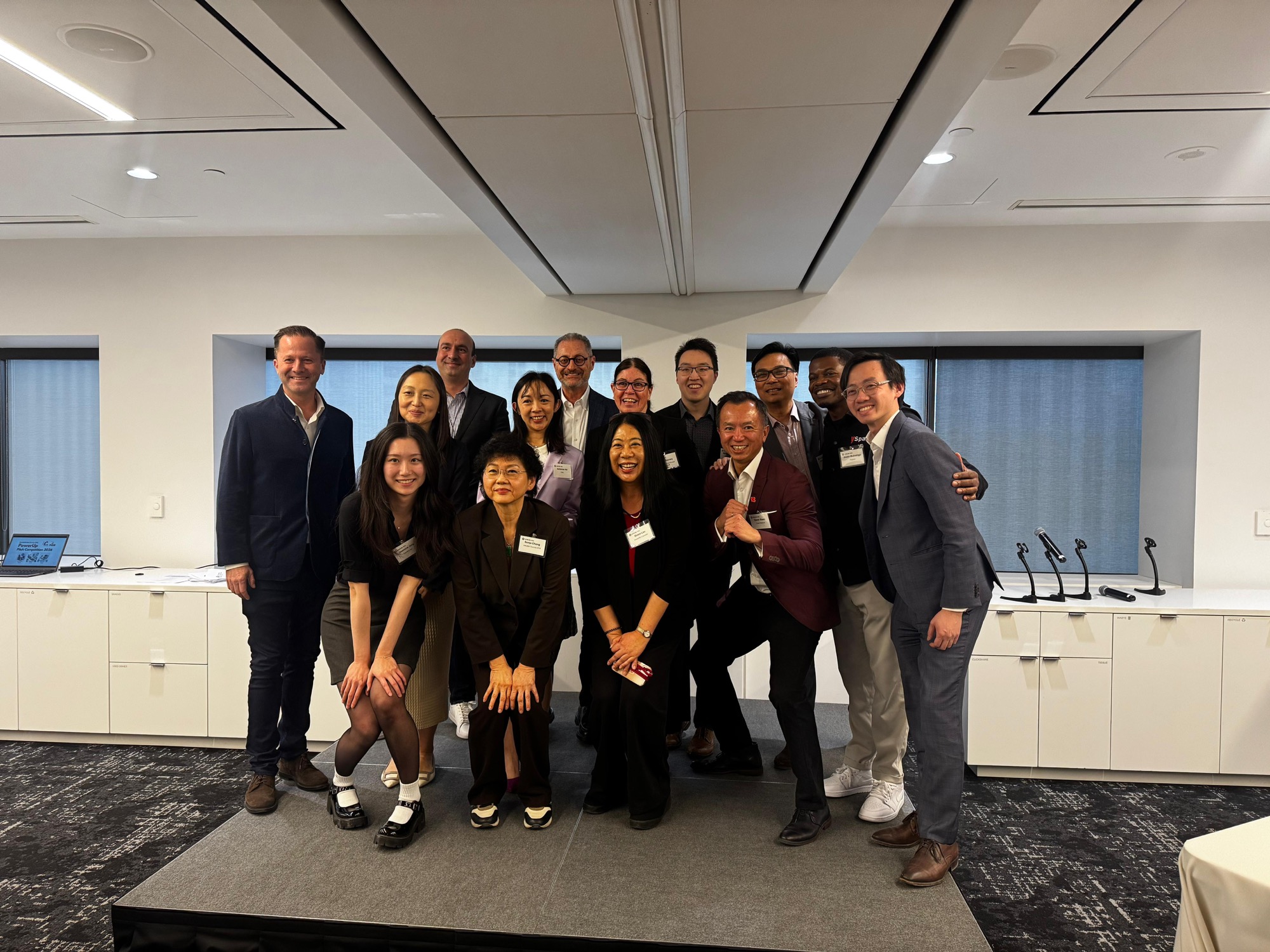 The representatives of the Hong Kong-Canada Business Association (Toronto Chapter), the Hong Kong Trade Development Council and Invest Hong Kong in Canada photo with panel members.