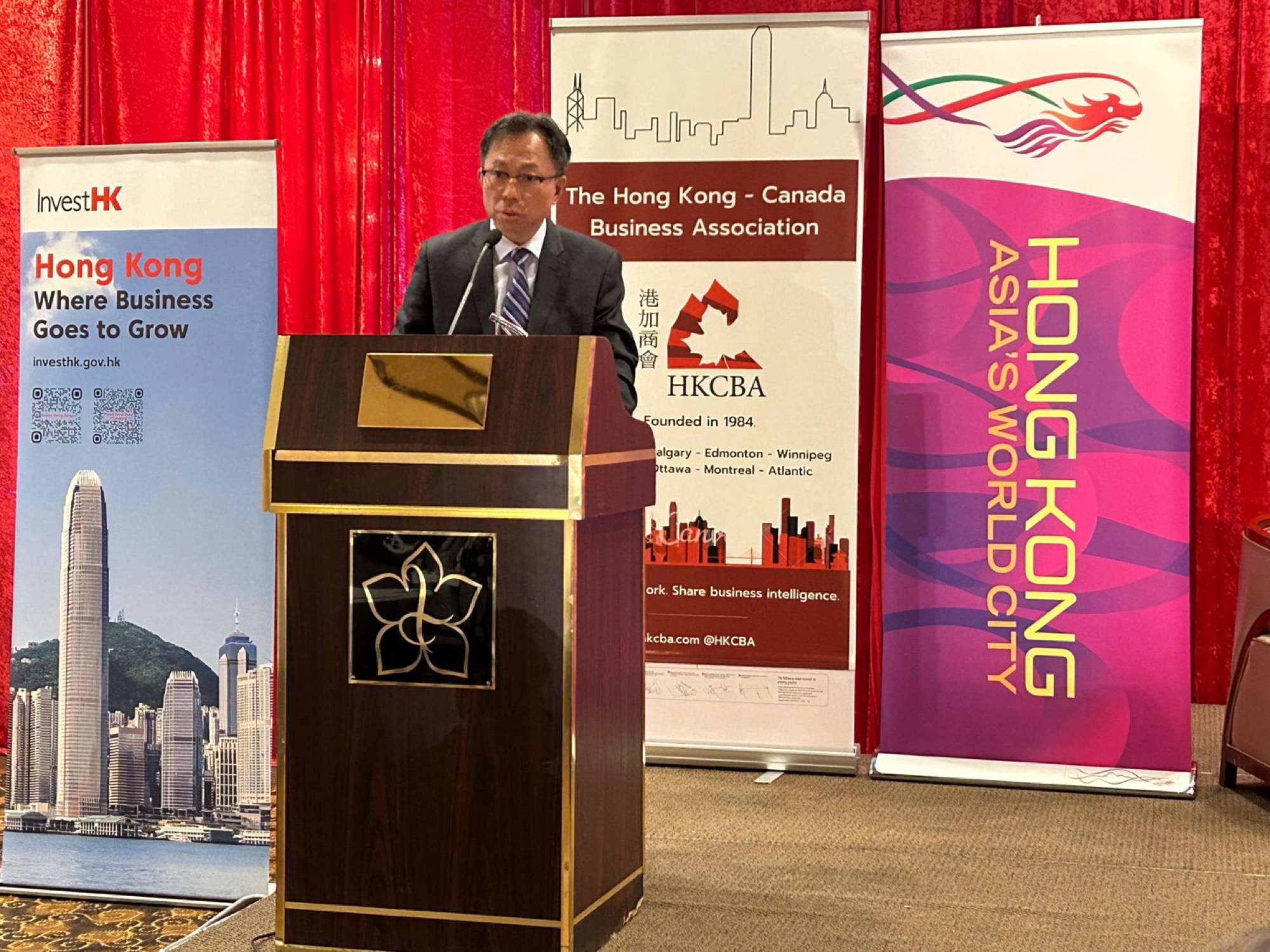The Director of the Hong Kong Economic and Trade Office (Toronto), Mr Bill Wong, speaks at the National Conference hosted by the Hong Kong-Canada Business Association in Edmonton on May 8.