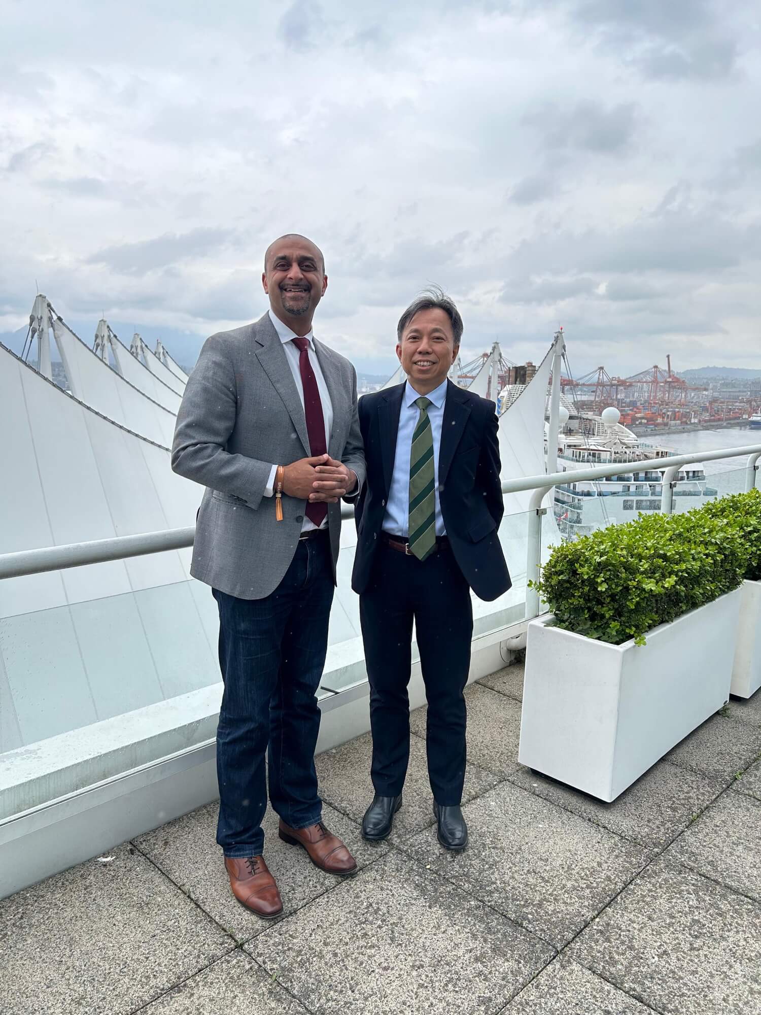 Picture shows the Director of the Hong Kong Economic and Trade Office (Toronto), Mr Bill Wong (right), with the Minister of Jobs and Economic Growth of British Columbia, Mr Ravi Kahlon.
