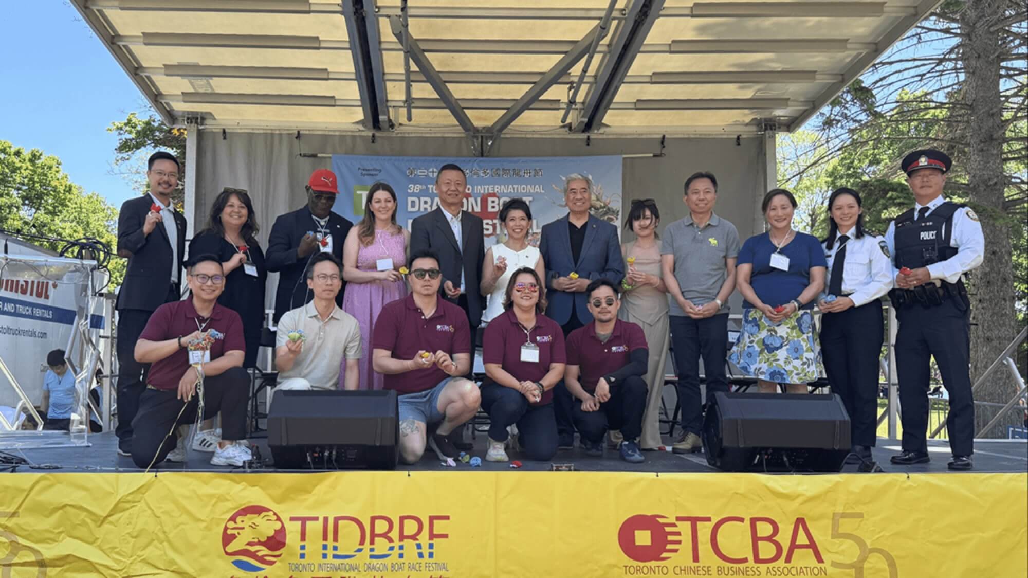 The Director of the Hong Kong Economic and Trade Office (Toronto), Mr Bill Wong (back row, fourth right), officiates at the opening ceremony of the 38th Toronto International Dragon Boat Festival with guests from three levels of government, business sectors and communities on the Centre Island in Toronto, Canada, on June 13.