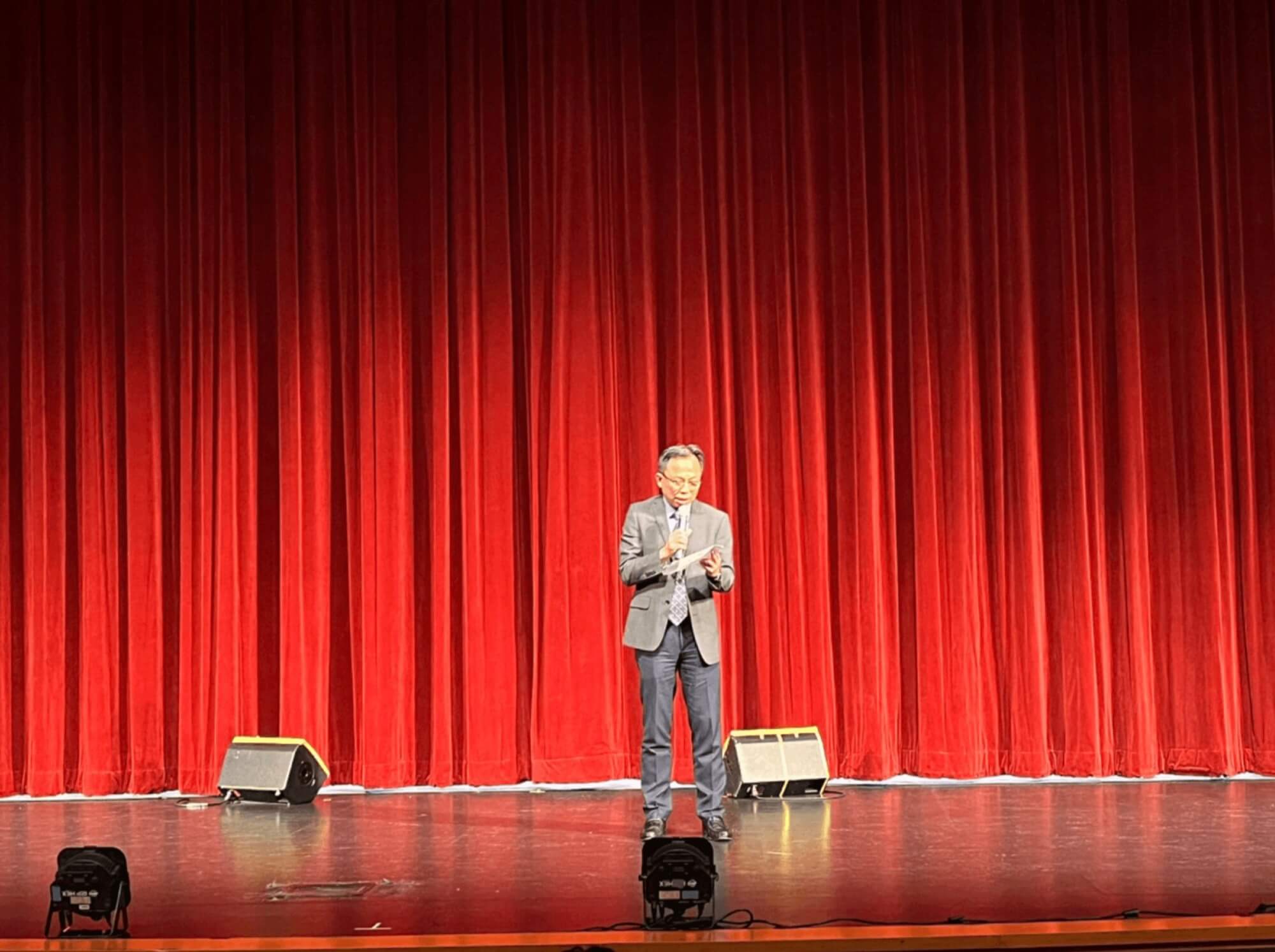 The Director of the Hong Kong Economic and Trade Office in Toronto, Mr Bill Wong, speaks at the opening ceremony of the “Yuen May Centennial Thanksgiving Charity Performance” held at the P.C. Ho Theatre of the Greater Toronto Chinese Cultural Centre on September 2.