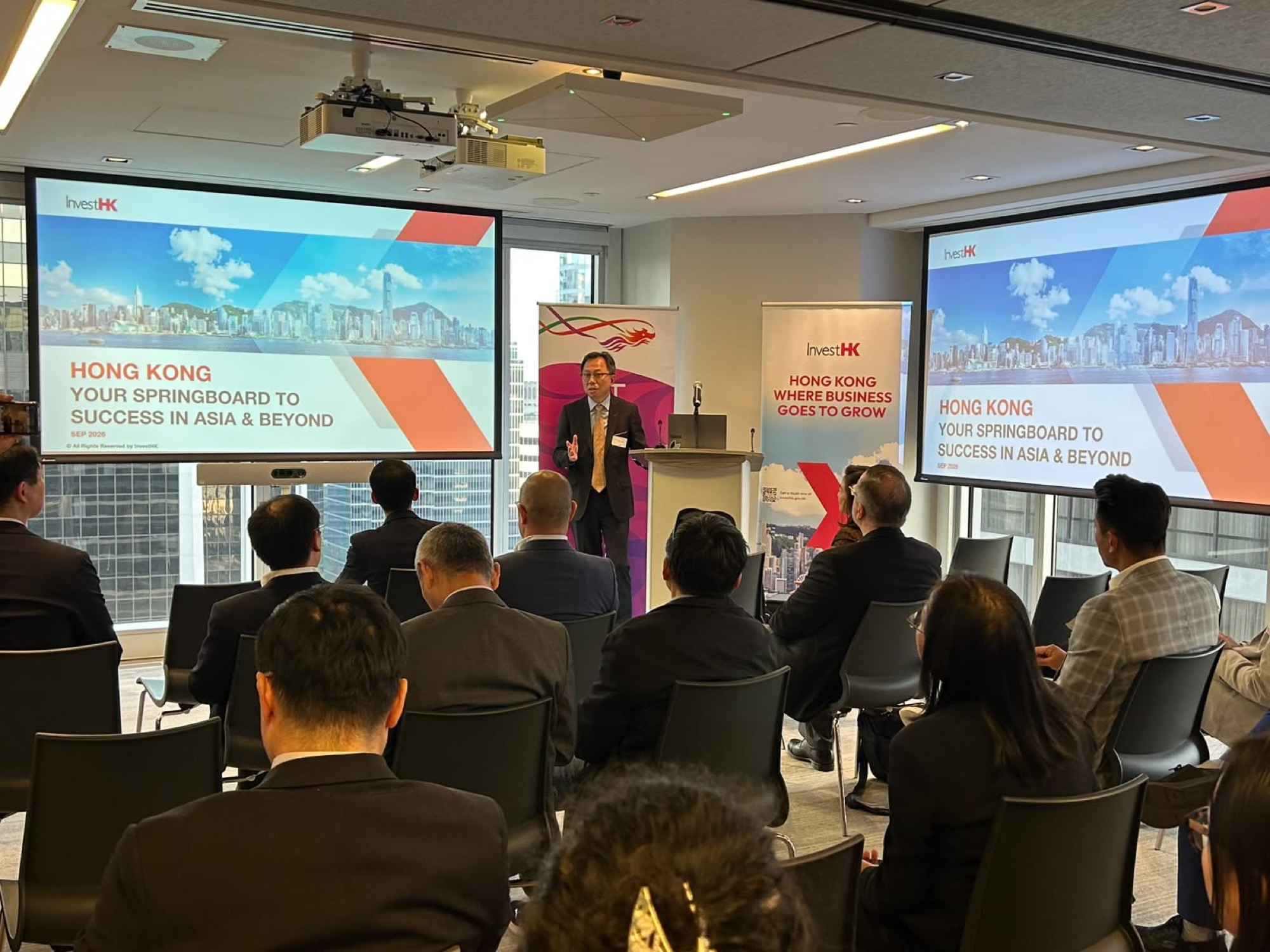 The Director of the Hong Kong Economic and Trade Office (Toronto), Mr Bill Wong, speaks at the “Canada x Asia: Go Global Connections” networking reception organised by the Hong Kong-Canada Business Association (Vancouver Section) on September 21 in welcoming delegates from the Chinese Mainland and Hong Kong and updating participants on the First Five-Year Plan for Economic and Social Development of the Hong Kong Special Administrative Region.