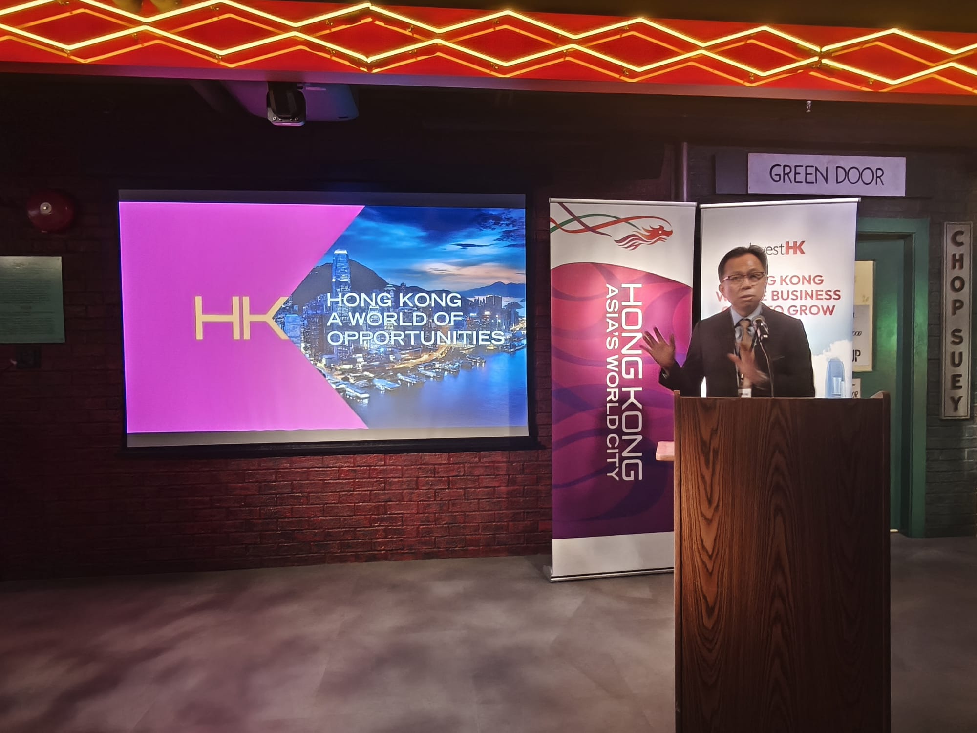 The Director of the Hong Kong Economic and Trade Office (Toronto), Mr Bill Wong, speaks and updates the participants on the latest developments of Hong Kong at a luncheon organised by the Vancouver Chinatown Foundation at the Chinatown Storytelling Centre Learning Lab on September 22.