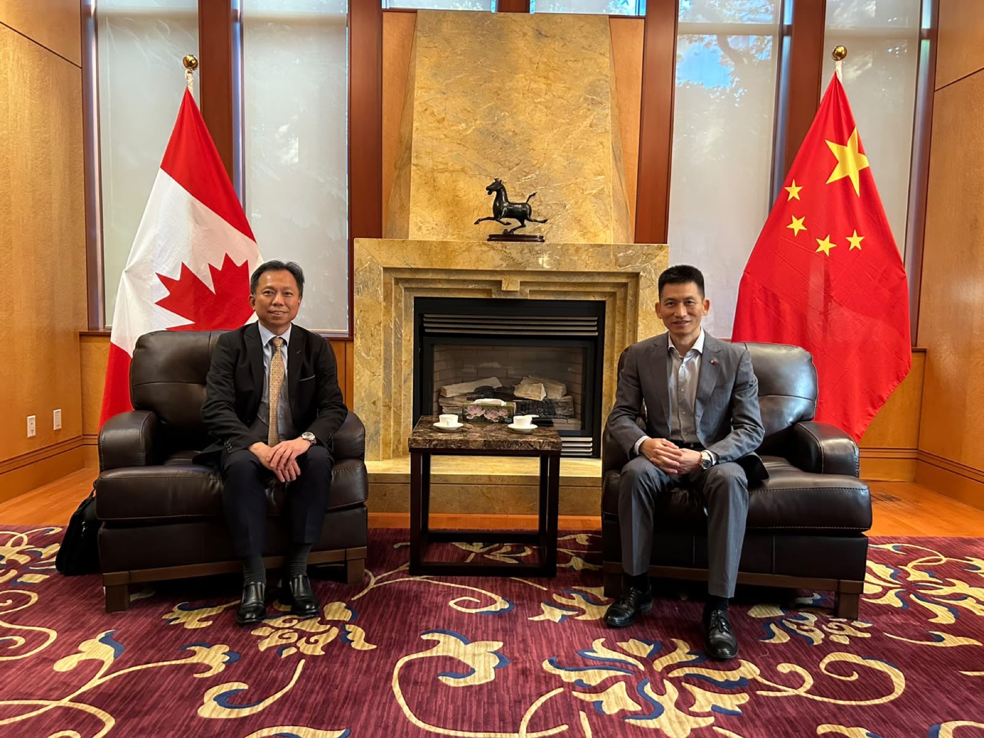 The Director of the Hong Kong Economic and Trade Office (Toronto), Mr Bill Wong (left), paid a courtesy call on Consul General Fu Fengshan of the Consulate General of the People’s Republic of China in Vancouver on September 21.