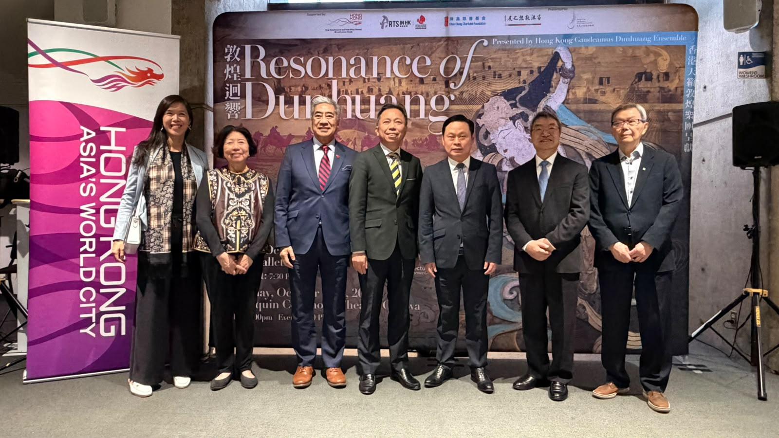 The Hong Kong Economic and Trade Office (Toronto) (HKETO) supported the Hong Kong Gaudeamus Dunhuang Ensemble (HKGDE) in making its inaugural Canadian debut in October. Photo shows the Director of the HKETO, Mr Bill Wong (centre); the founder of the HKGDE, Ms Leonie Ki (second left); the acting Consul General of the People’s Republic of China in Toronto, Mr Cheng Hongbo (third right), and other guests at the reception on October 9.